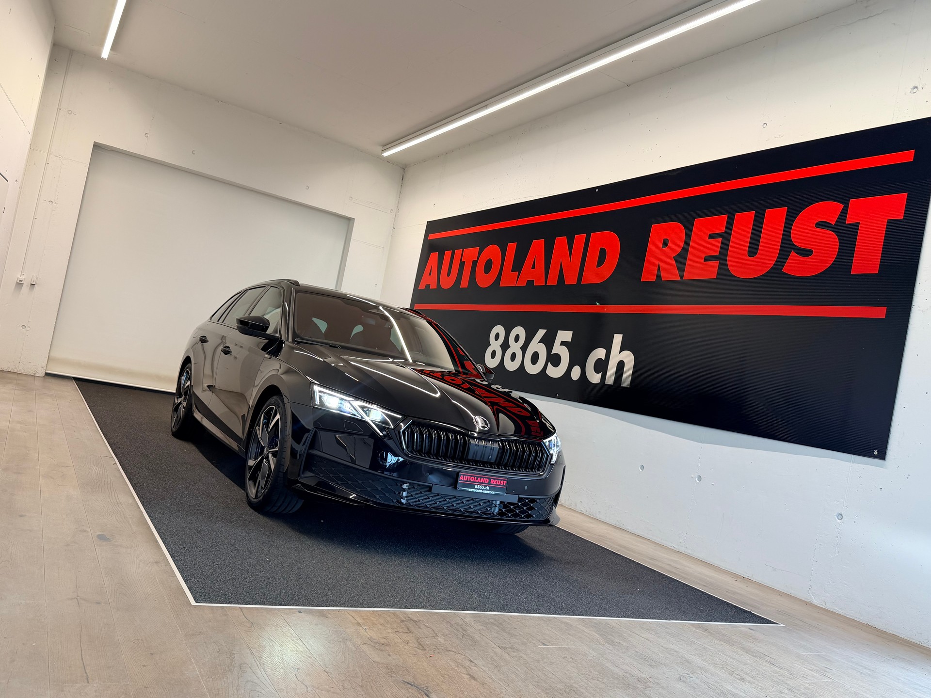 SKODA Octavia Combi 2.0 TSI DSG Sport Line 4x4-image-0