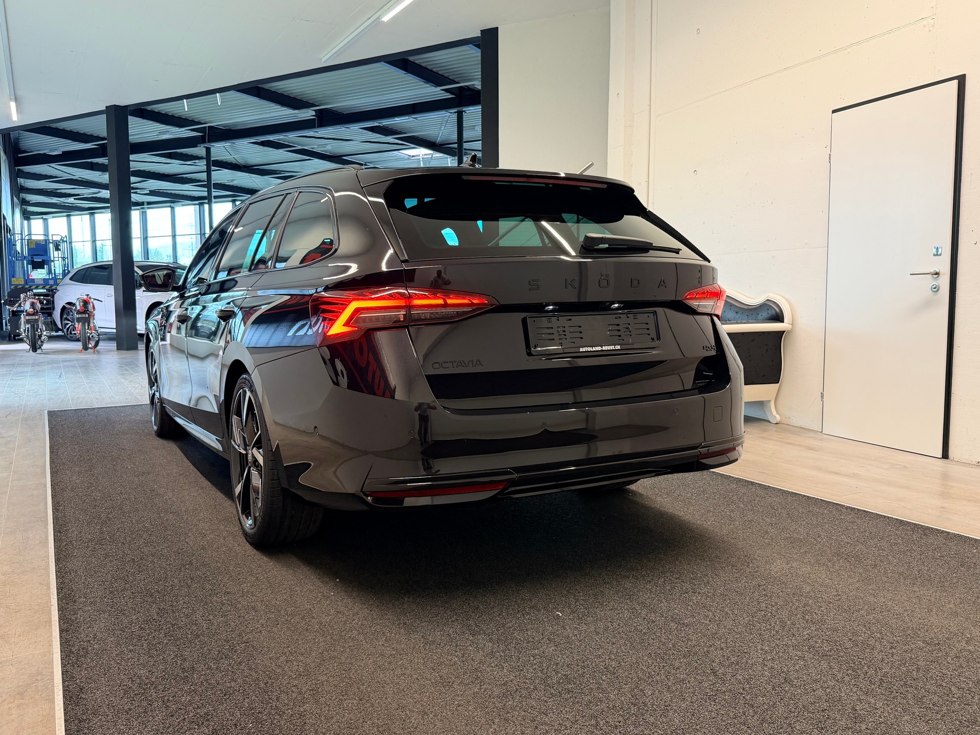 SKODA Octavia Combi 2.0 TSI DSG Sport Line 4x4-image-7