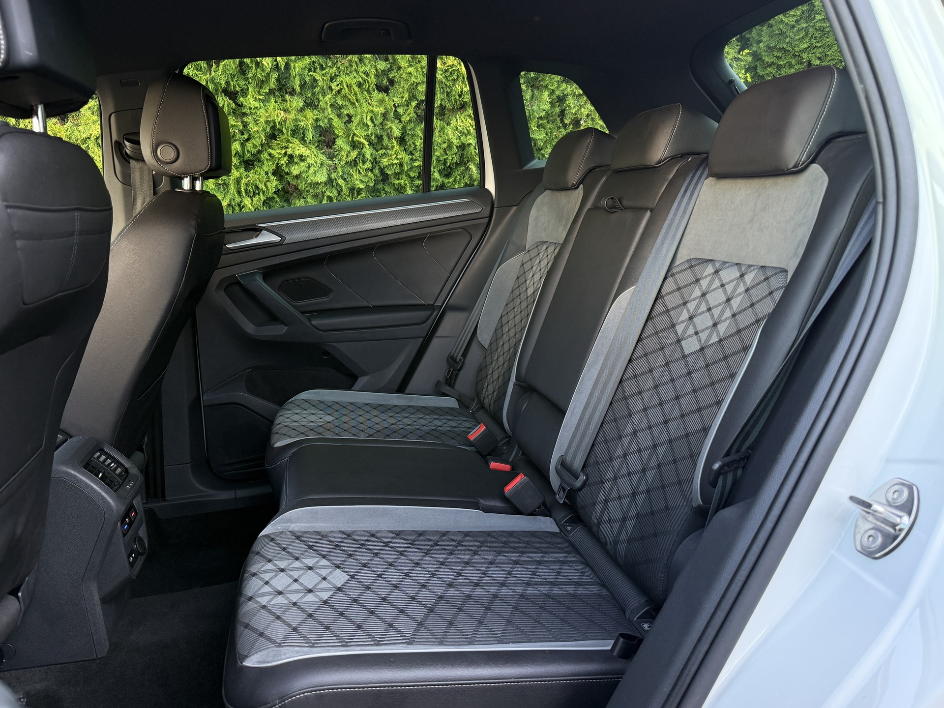 VW Tiguan 2.0 TDI SCR R-Line 4Motion DSG mit AHK / Neues Modell-image-19