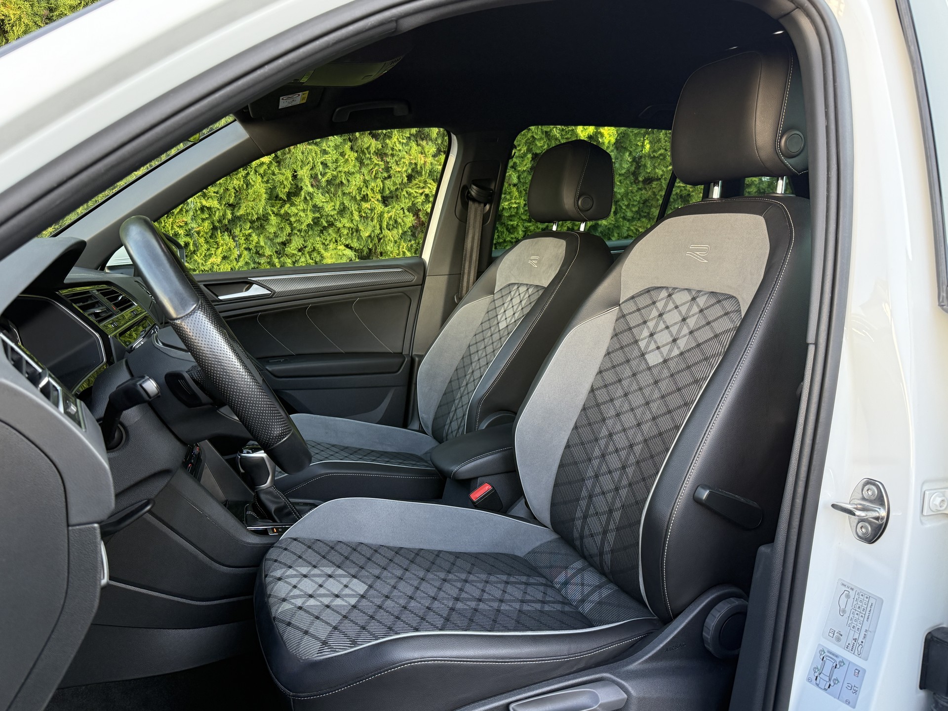 VW Tiguan 2.0 TDI SCR R-Line 4Motion DSG mit AHK / Neues Modell-image-17