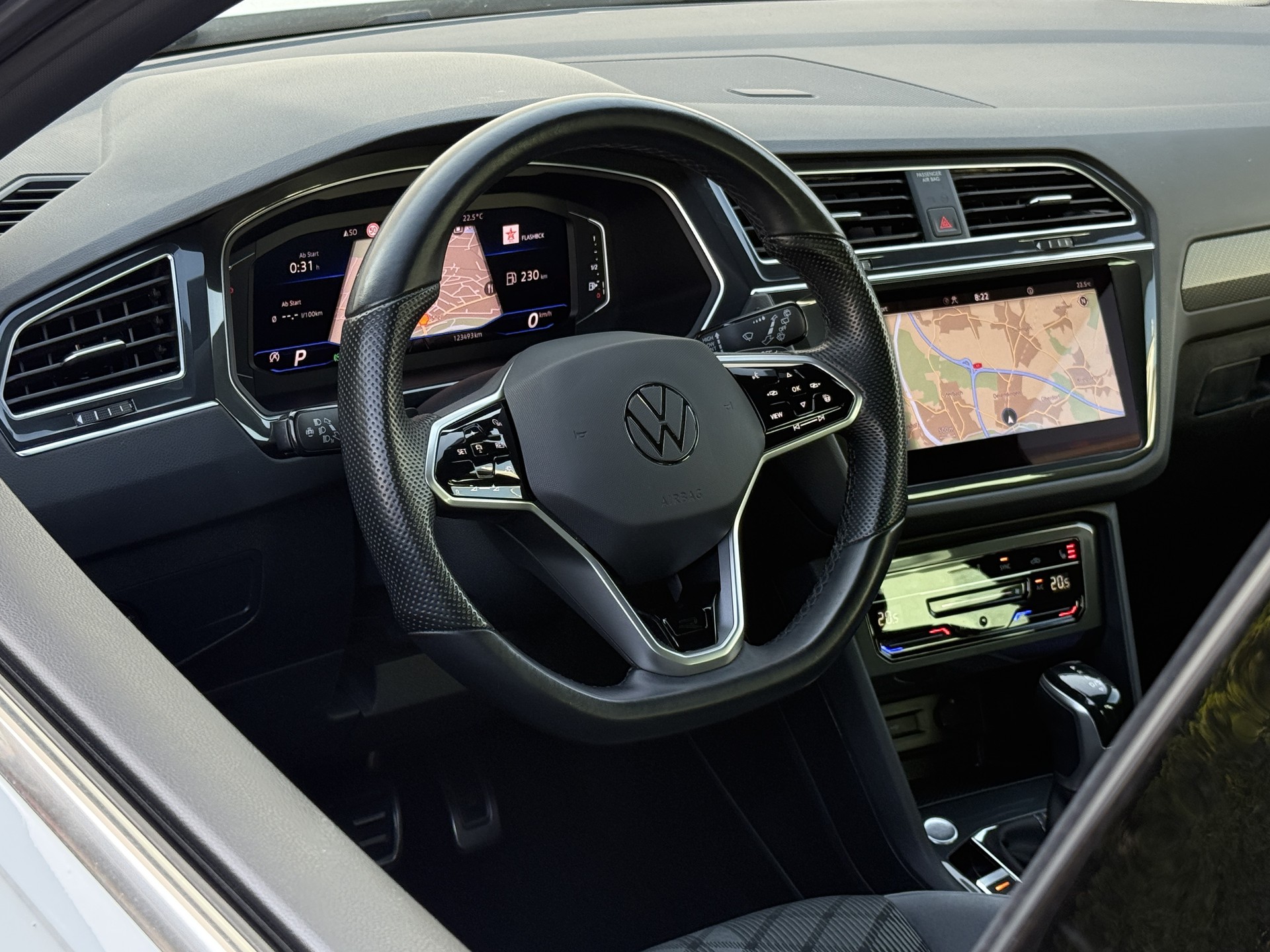 VW Tiguan 2.0 TDI SCR R-Line 4Motion DSG mit AHK / Neues Modell-image-16