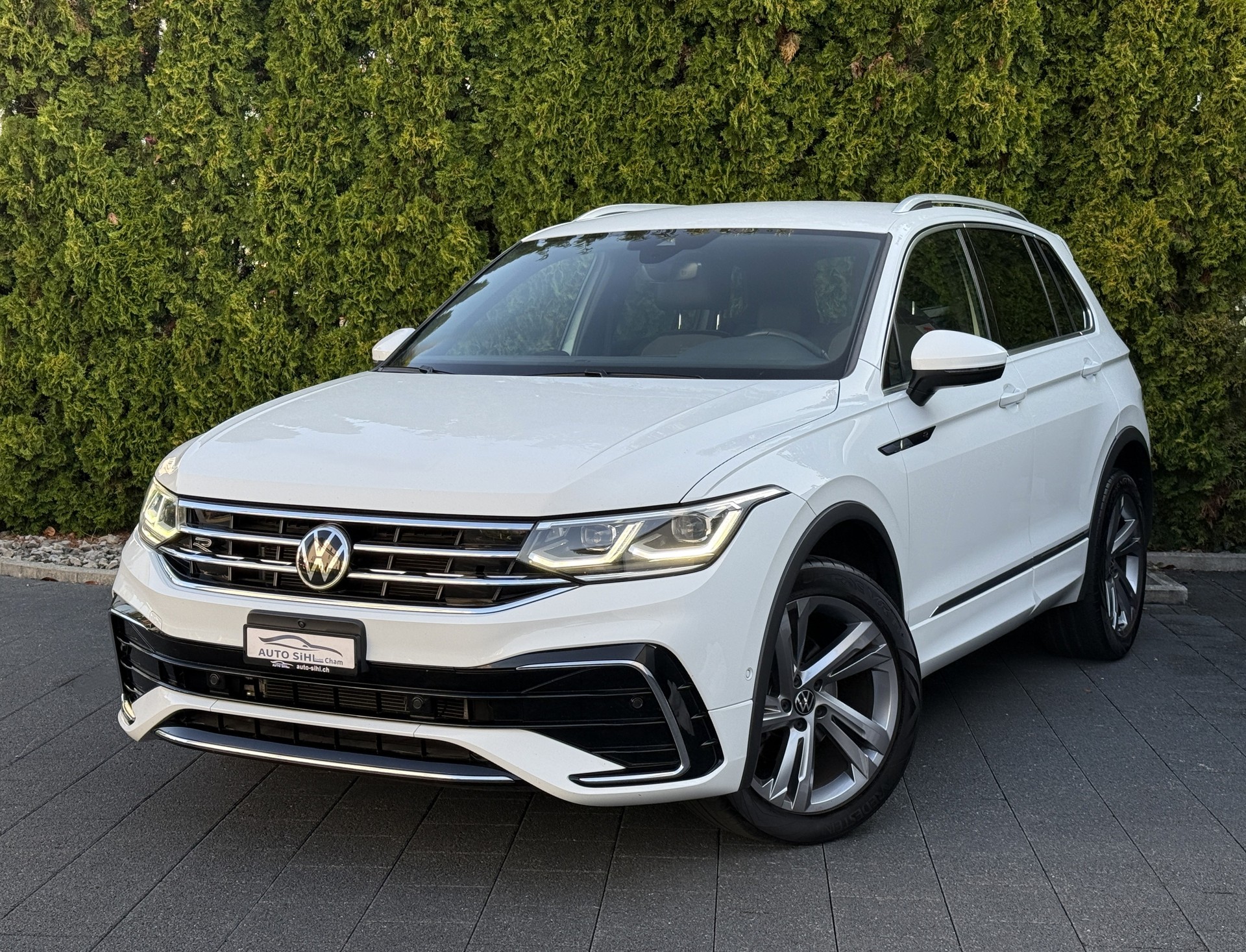 VW Tiguan 2.0 TDI SCR R-Line 4Motion DSG mit AHK / Neues Modell-image-2