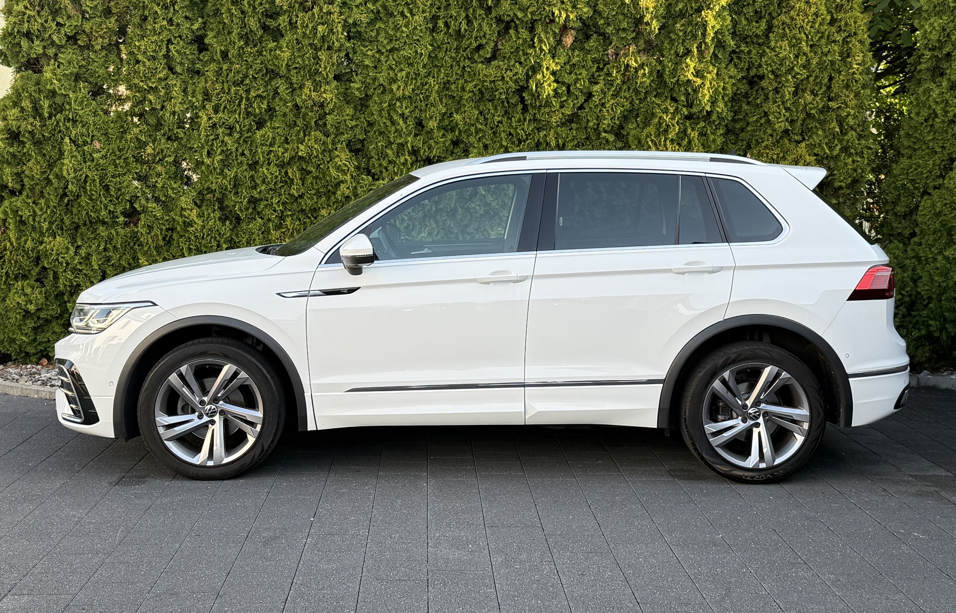 VW Tiguan 2.0 TDI SCR R-Line 4Motion DSG mit AHK / Neues Modell-image-7