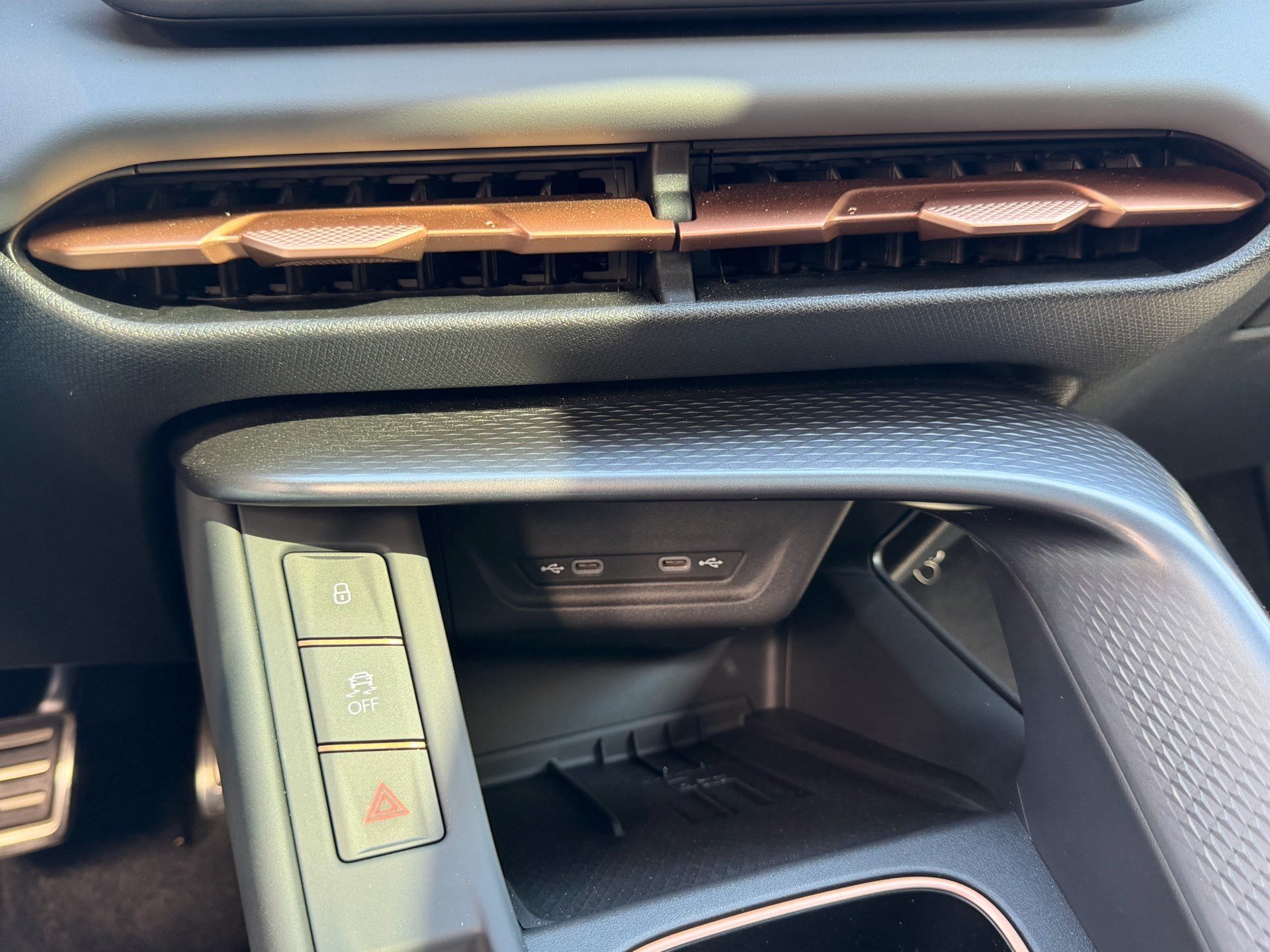 CUPRA Terramar 1.5 e-Hybrid 204 PS *** ANHÄNGERKUPPLUNG & PANORAMADACH ***-image-25