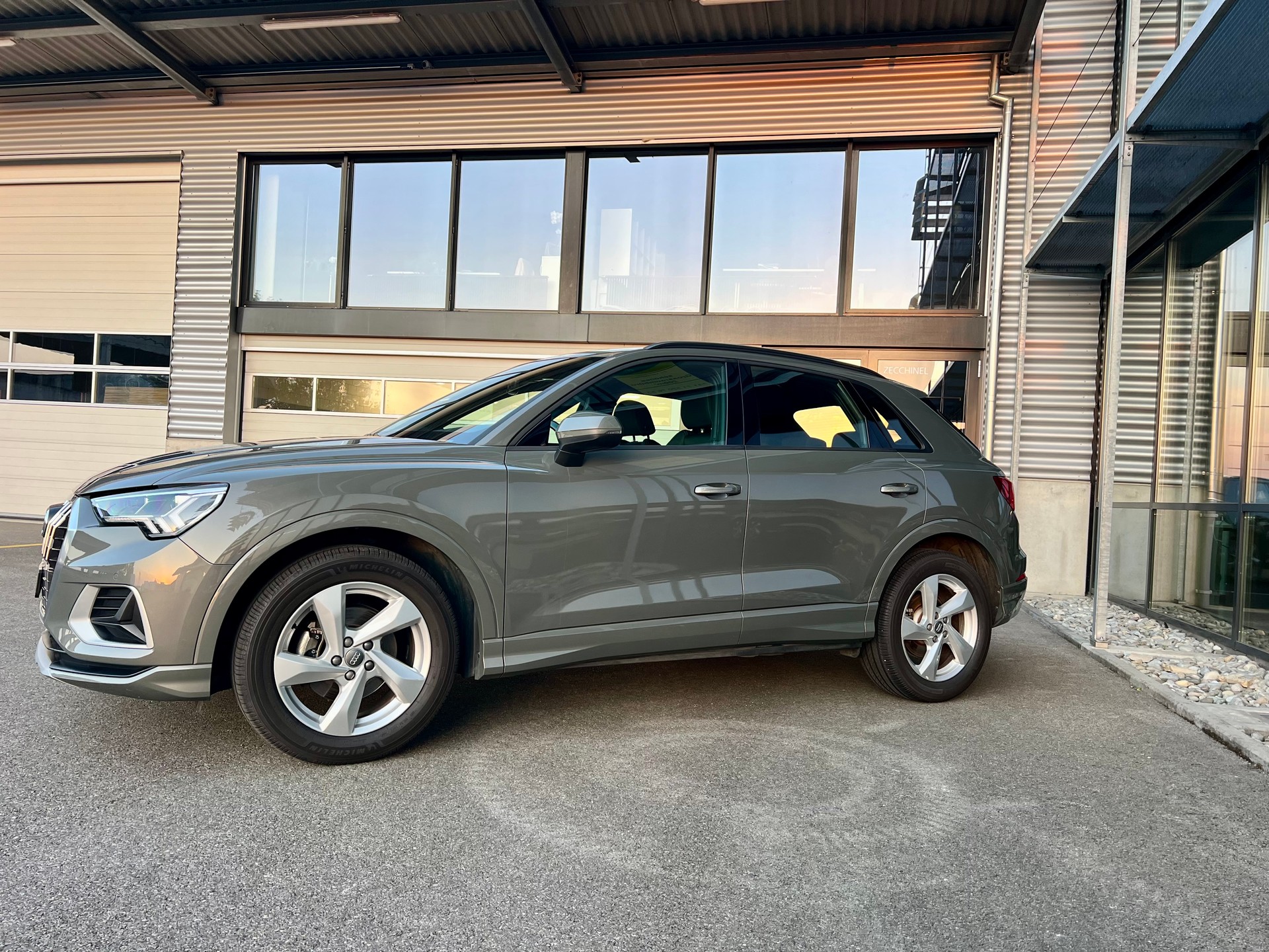 AUDI Q3 35 TFSI S line S-tronic-image-2