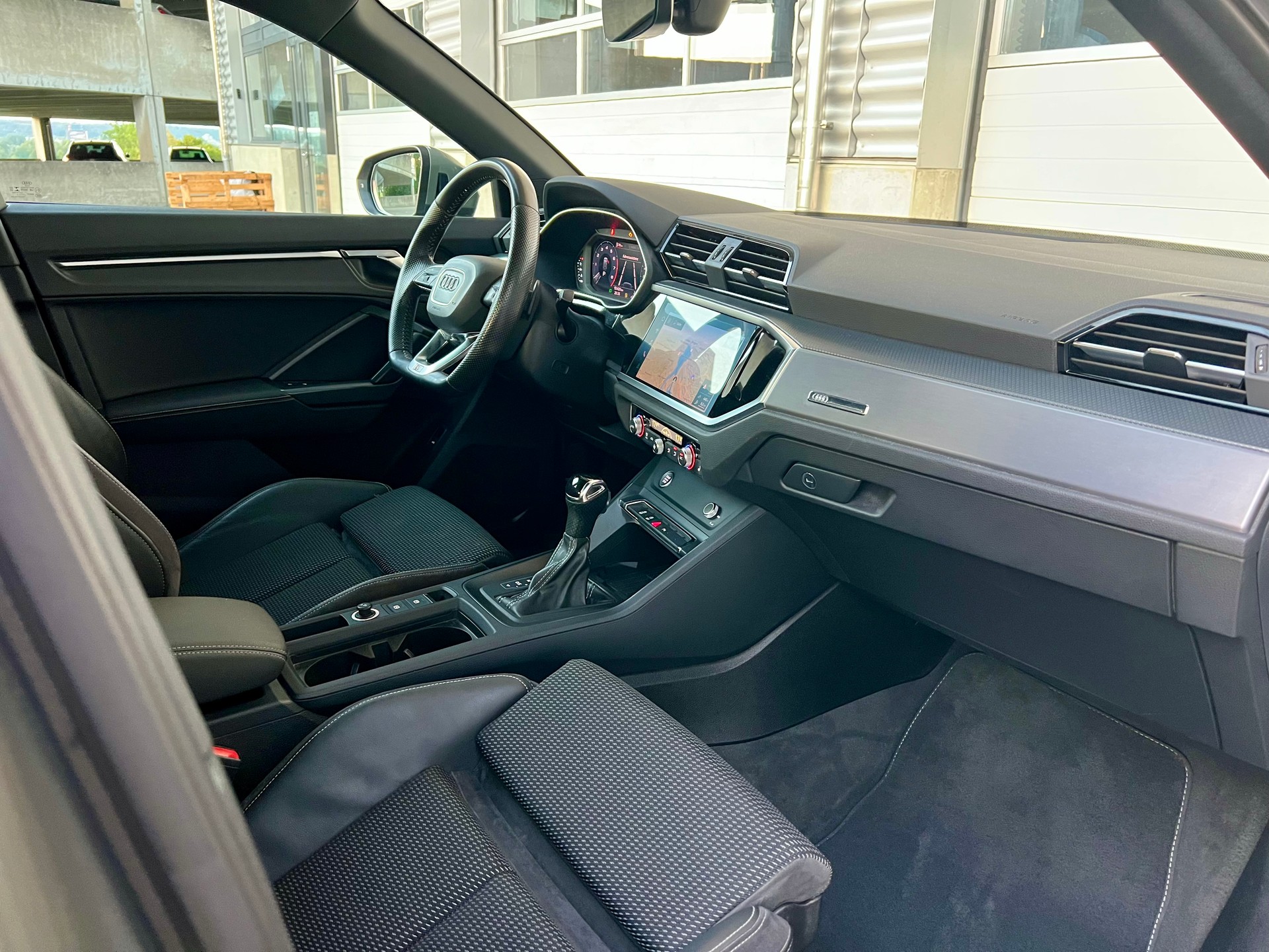 AUDI Q3 35 TFSI S line S-tronic-image-13