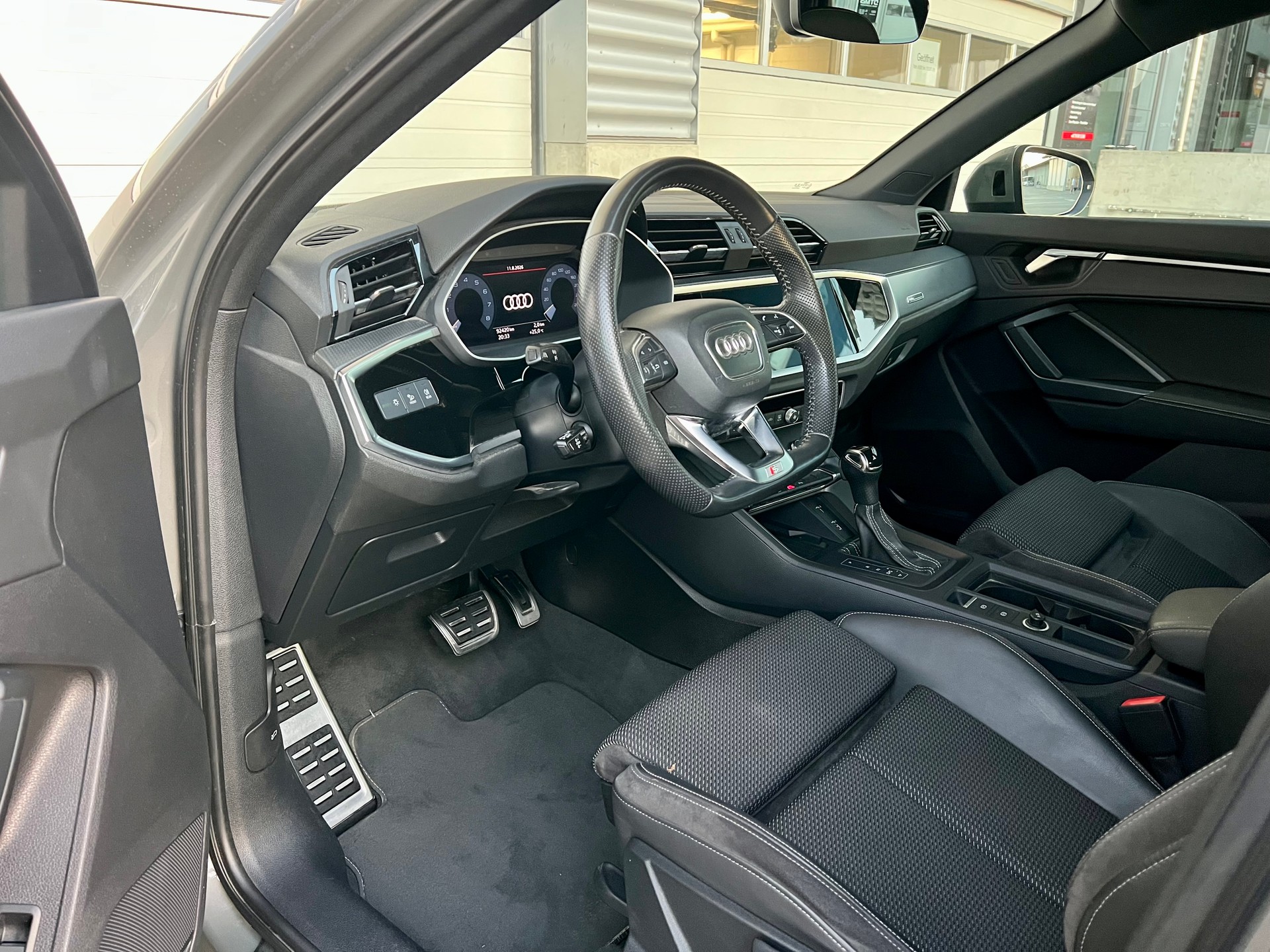 AUDI Q3 35 TFSI S line S-tronic-image-10