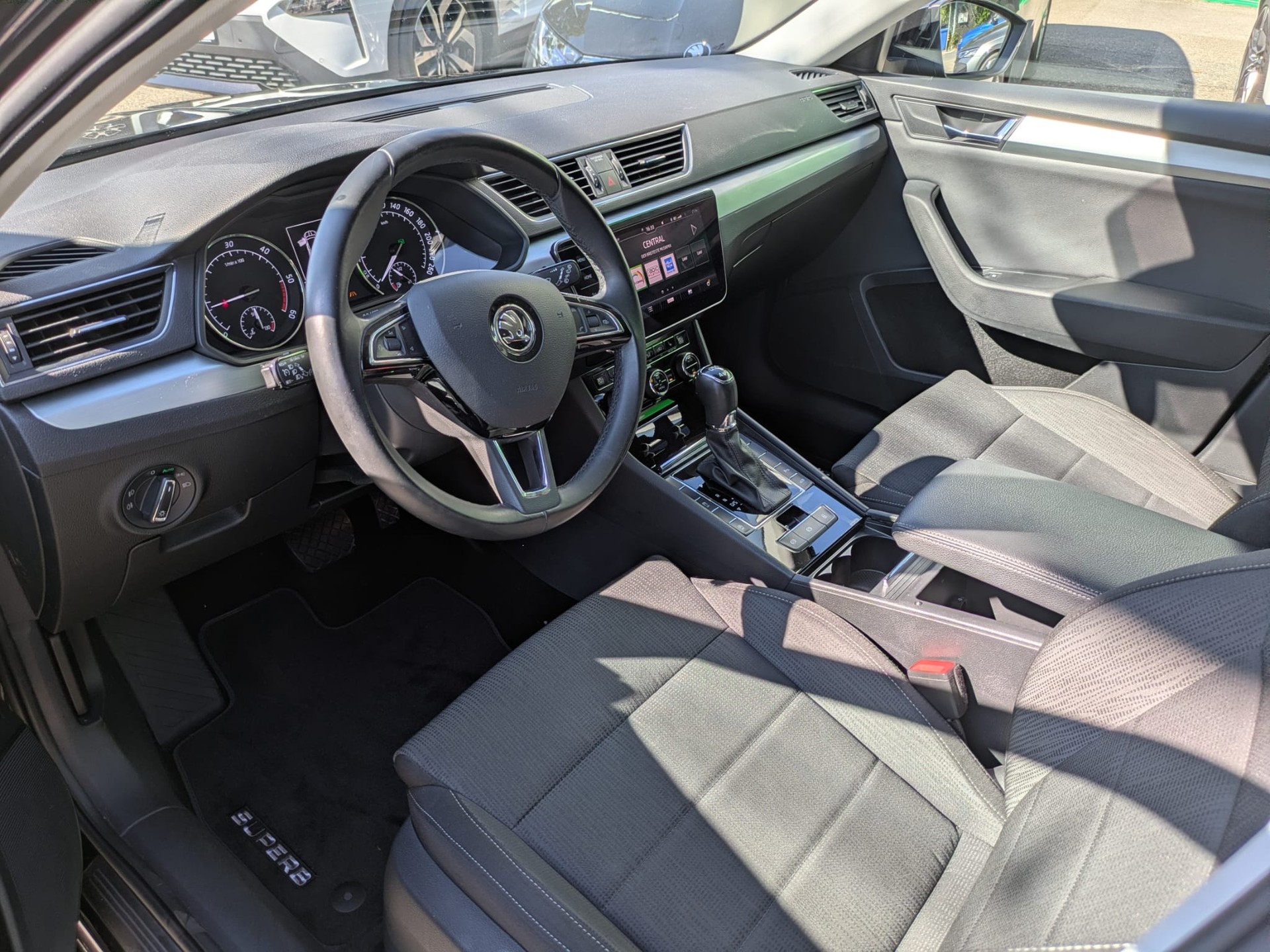 SKODA Superb Combi 2.0 TDi Ambition 4x4 DSG-image-16
