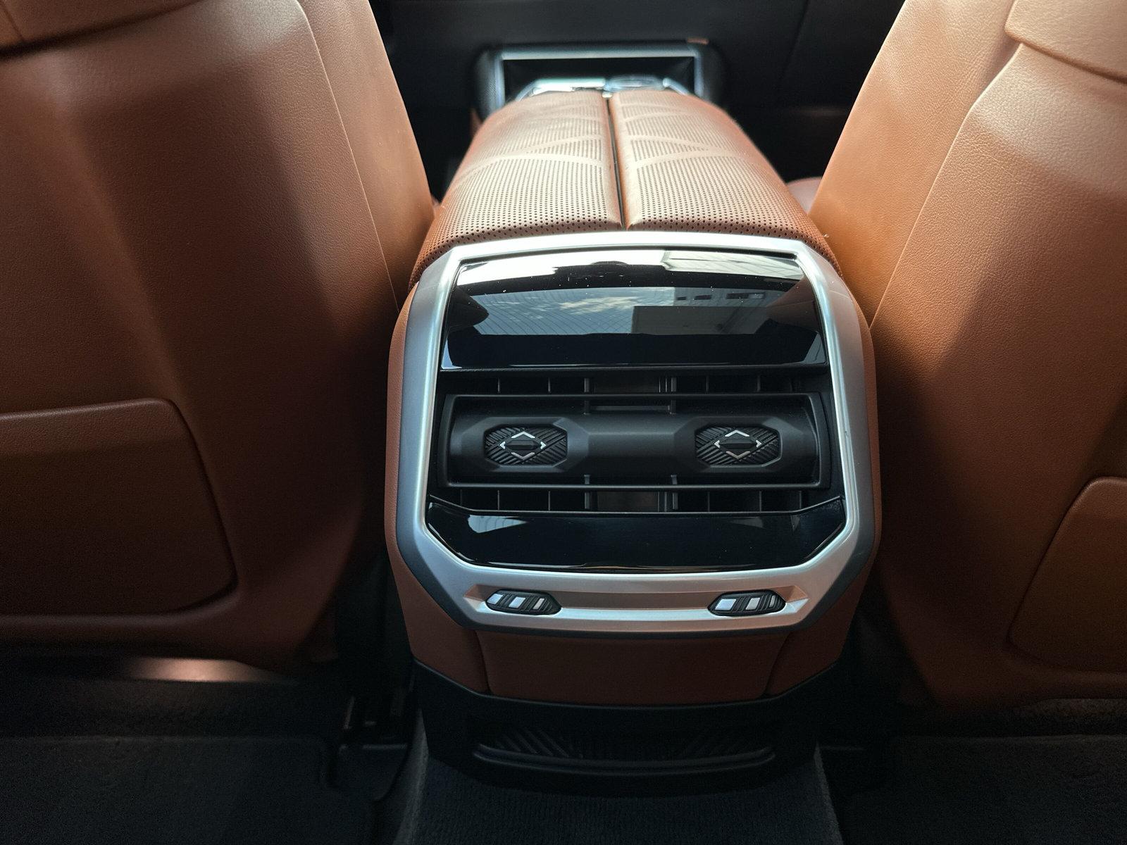 BMW i7 xDrive60 (CH) AHK * TansanitBlau Mét * SOH TEST 96%-image-25