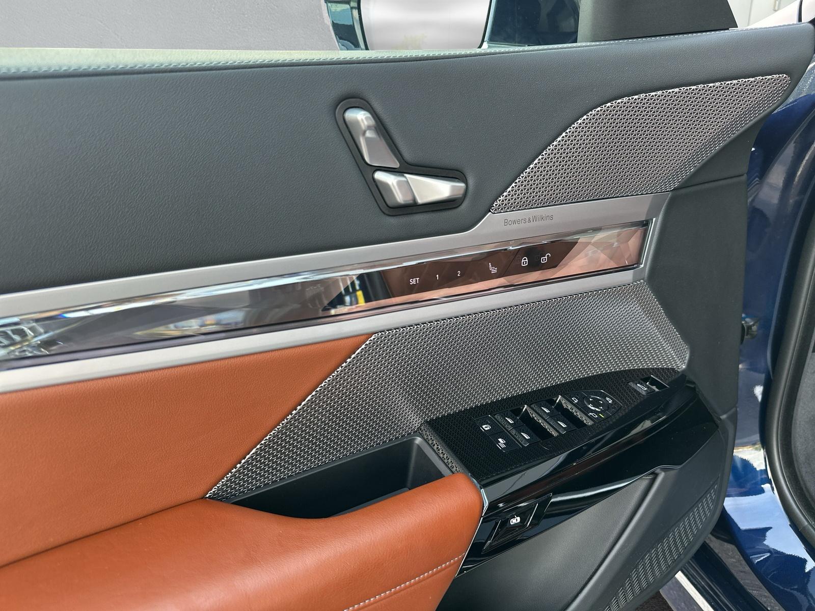 BMW i7 xDrive60 (CH) AHK * TansanitBlau Mét * SOH TEST 96%-image-22