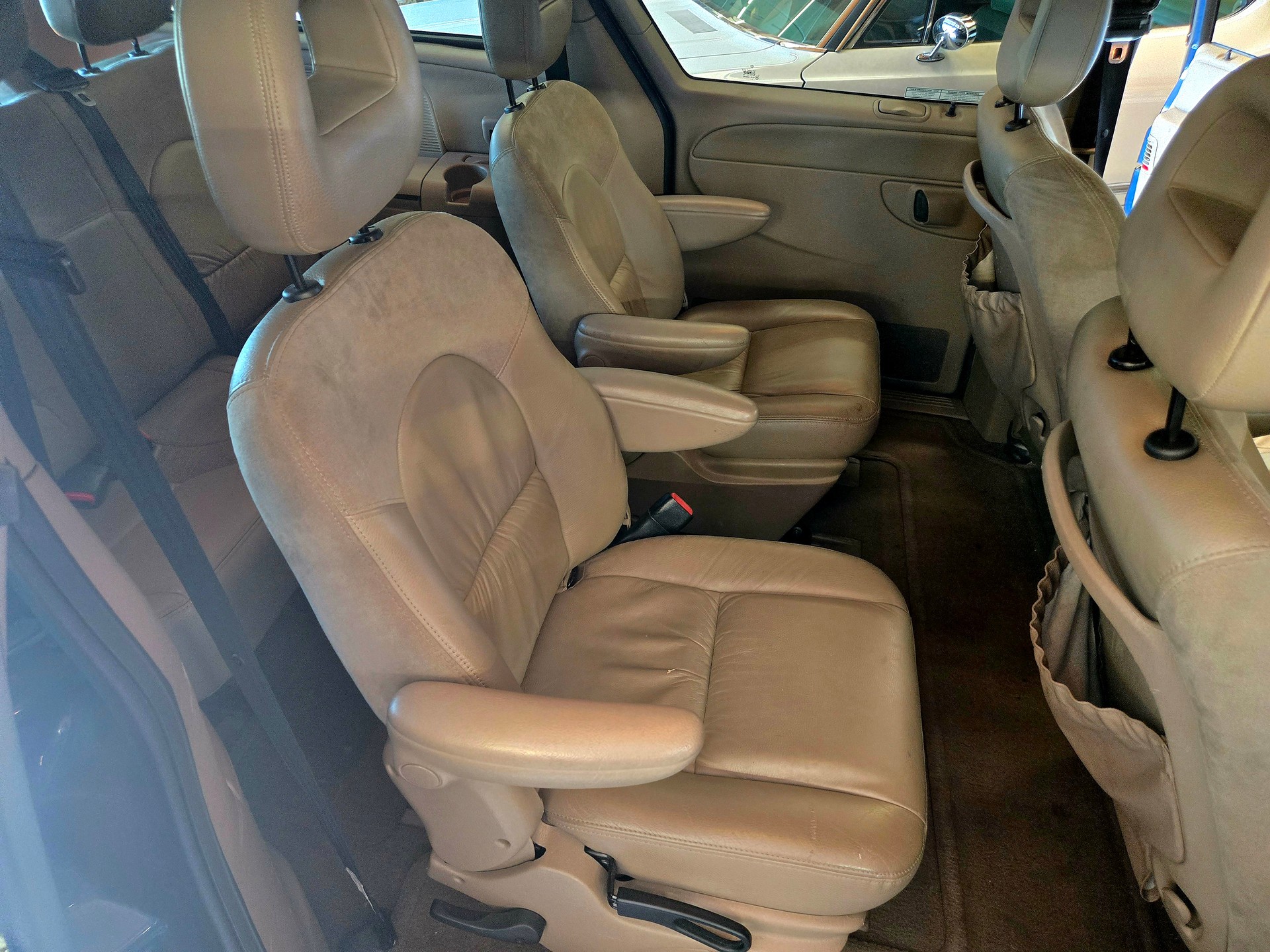 CHRYSLER Grand Voyager 3.3 LX-image-13