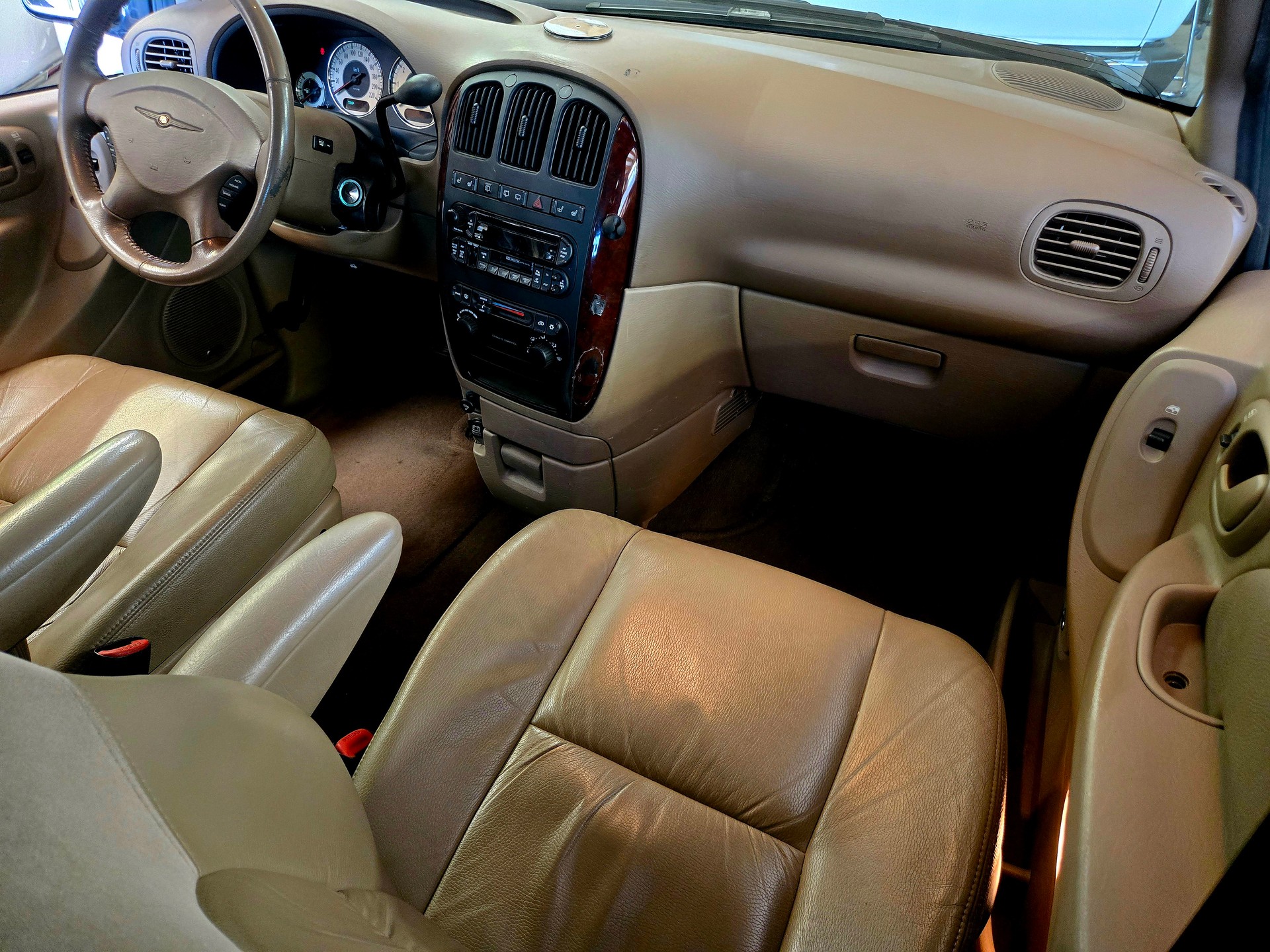 CHRYSLER Grand Voyager 3.3 LX-image-14