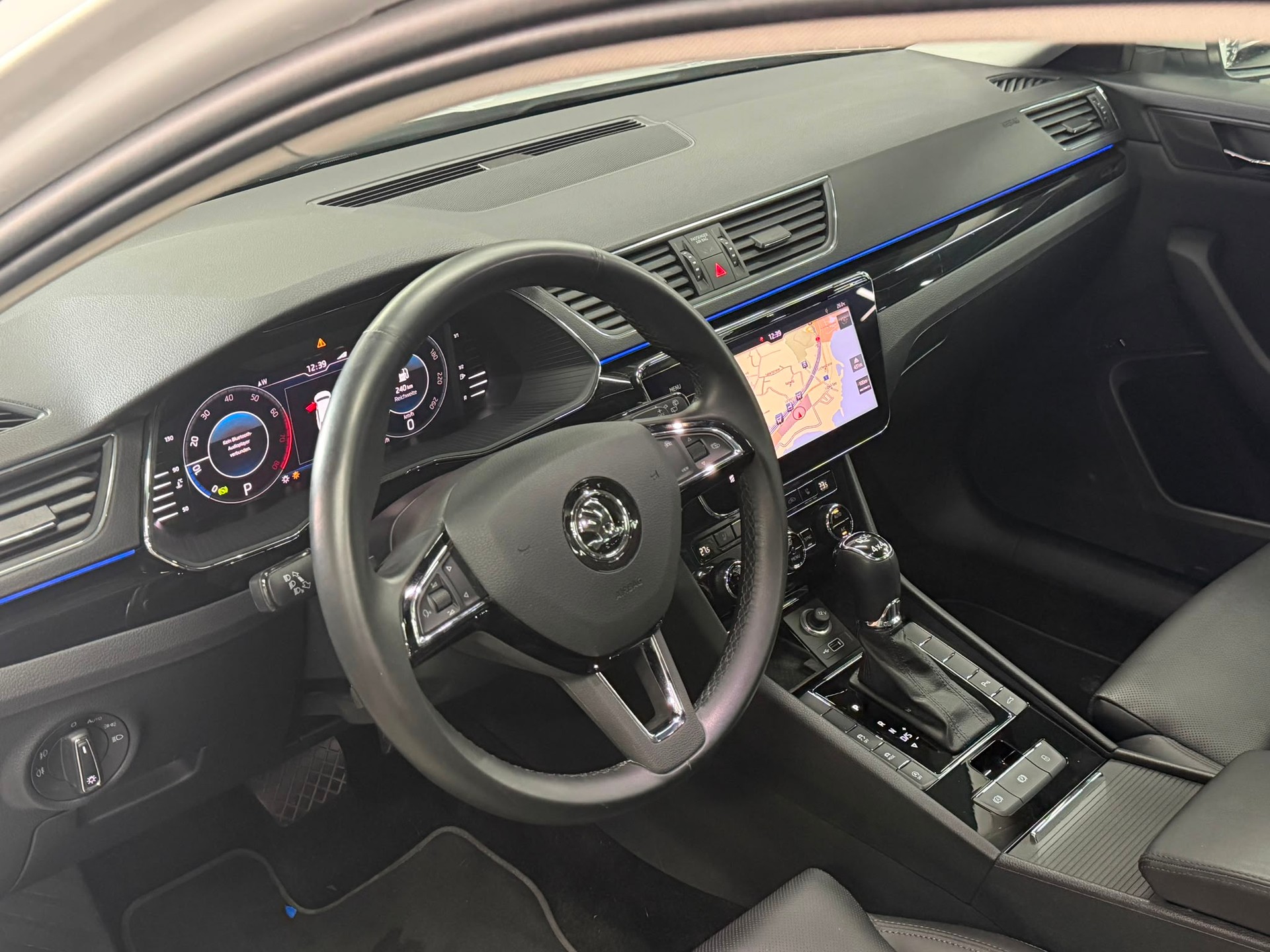 SKODA Superb Combi 2.0 TSI L&K 4x4 DSG-image-19