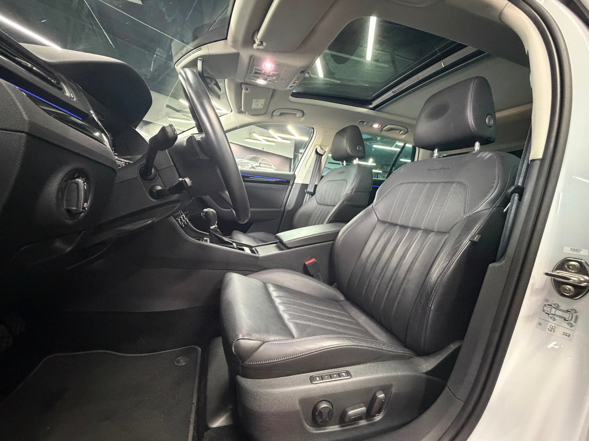 SKODA Superb Combi 2.0 TSI L&K 4x4 DSG-image-10