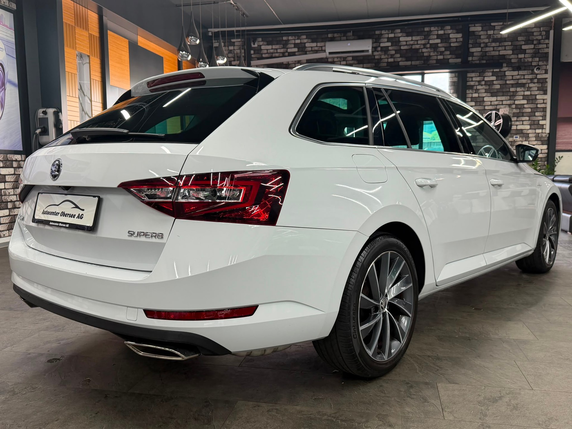 SKODA Superb Combi 2.0 TSI L&K 4x4 DSG-image-4