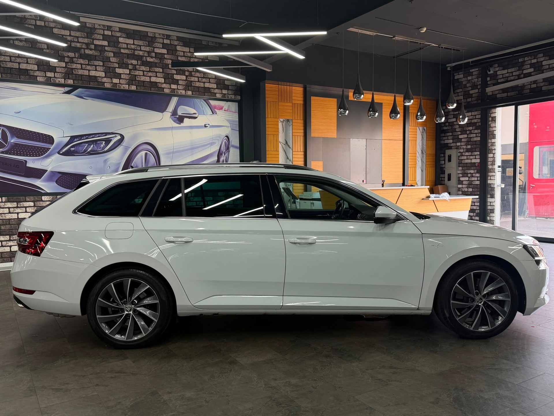 SKODA Superb Combi 2.0 TSI L&K 4x4 DSG-image-3