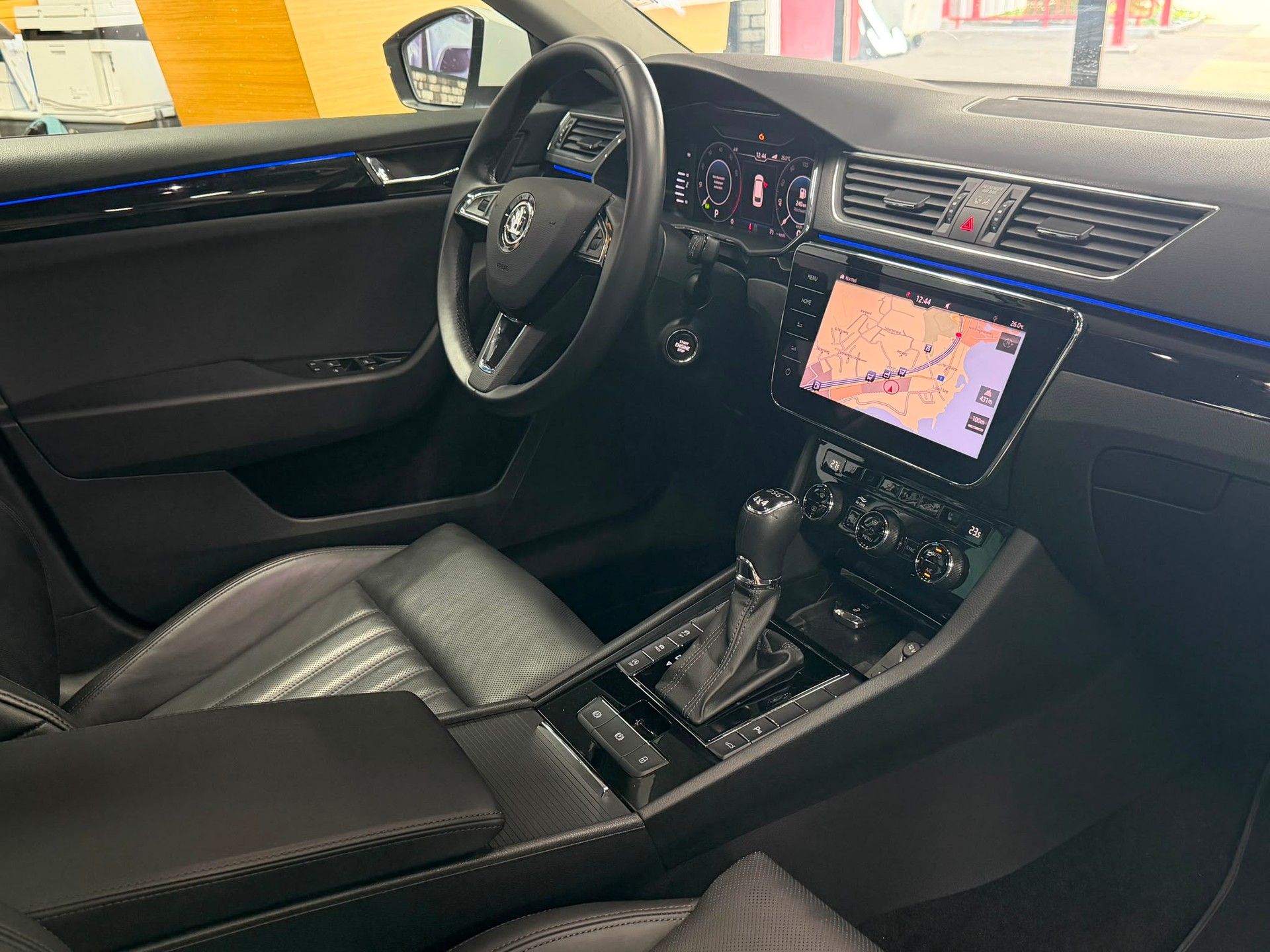 SKODA Superb Combi 2.0 TSI L&K 4x4 DSG-image-26