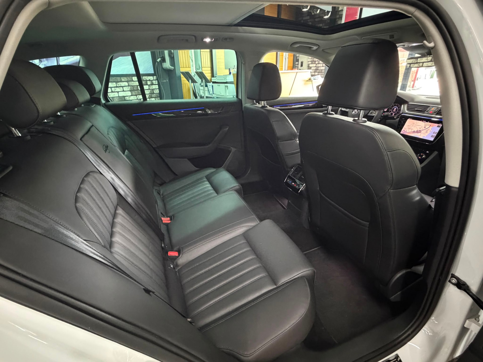 SKODA Superb Combi 2.0 TSI L&K 4x4 DSG-image-22