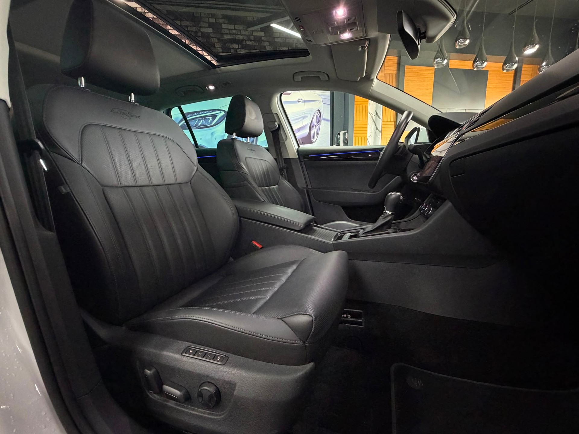 SKODA Superb Combi 2.0 TSI L&K 4x4 DSG-image-23