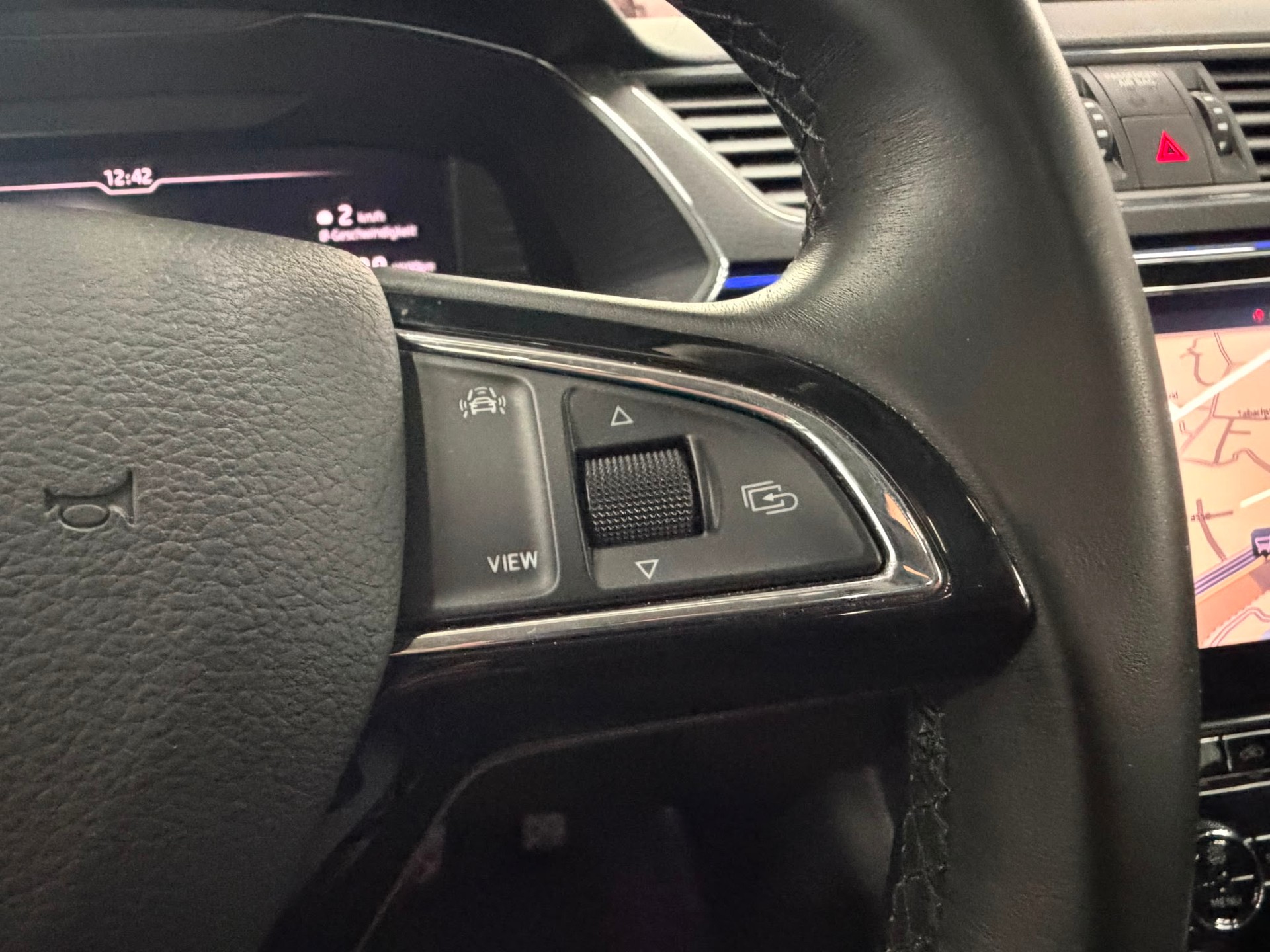 SKODA Superb Combi 2.0 TSI L&K 4x4 DSG-image-18