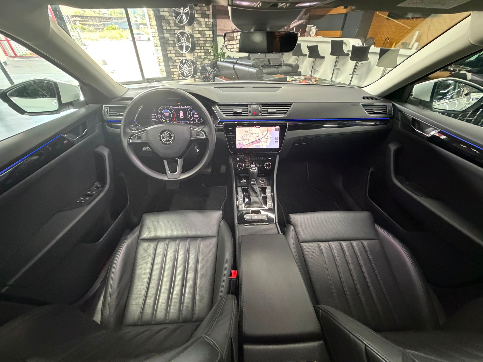 SKODA Superb Combi 2.0 TSI L&K 4x4 DSG-image-12