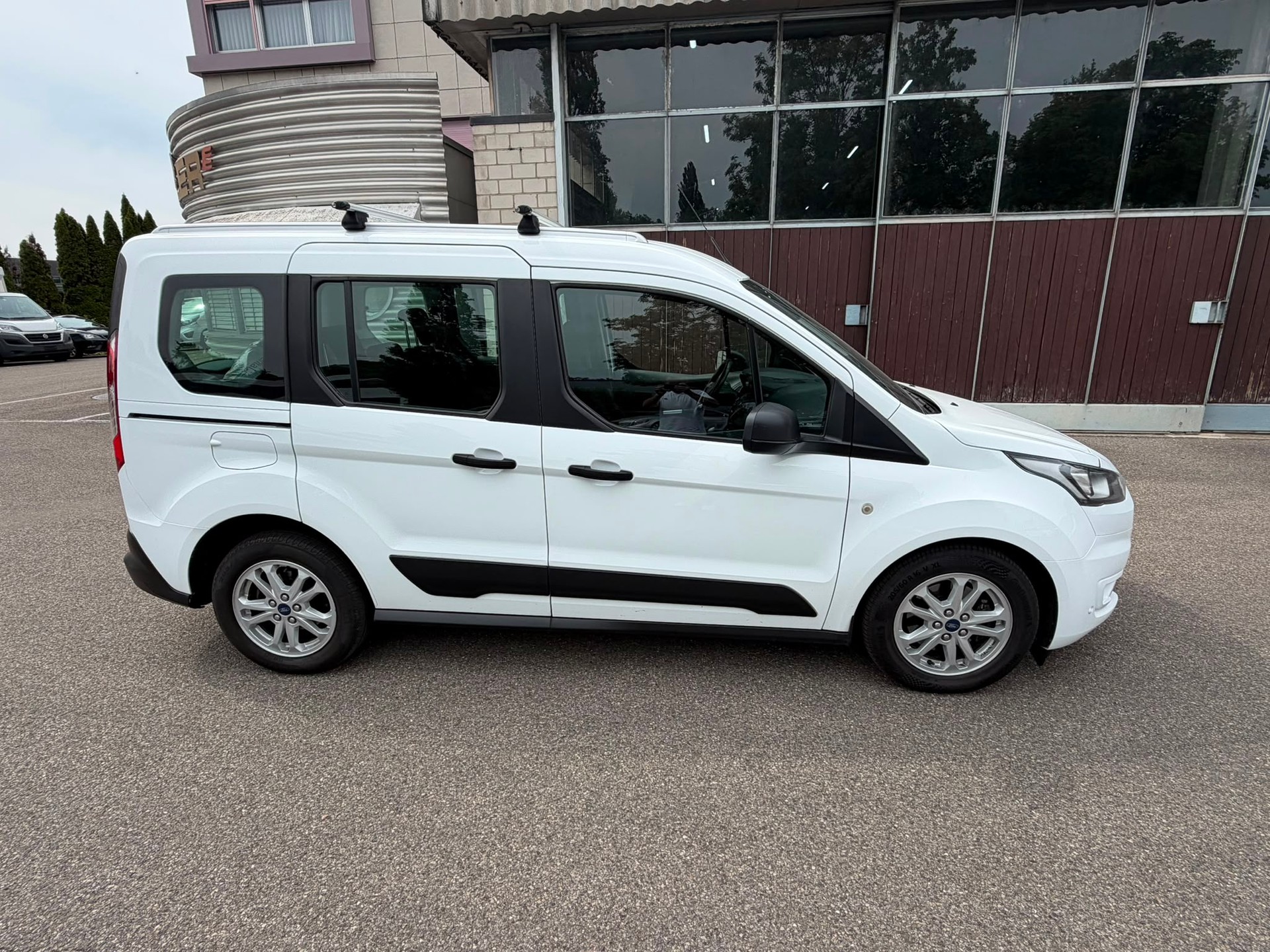 FORD Tourneo Connect 1.5 EcoBlue Trend Automat-image-3