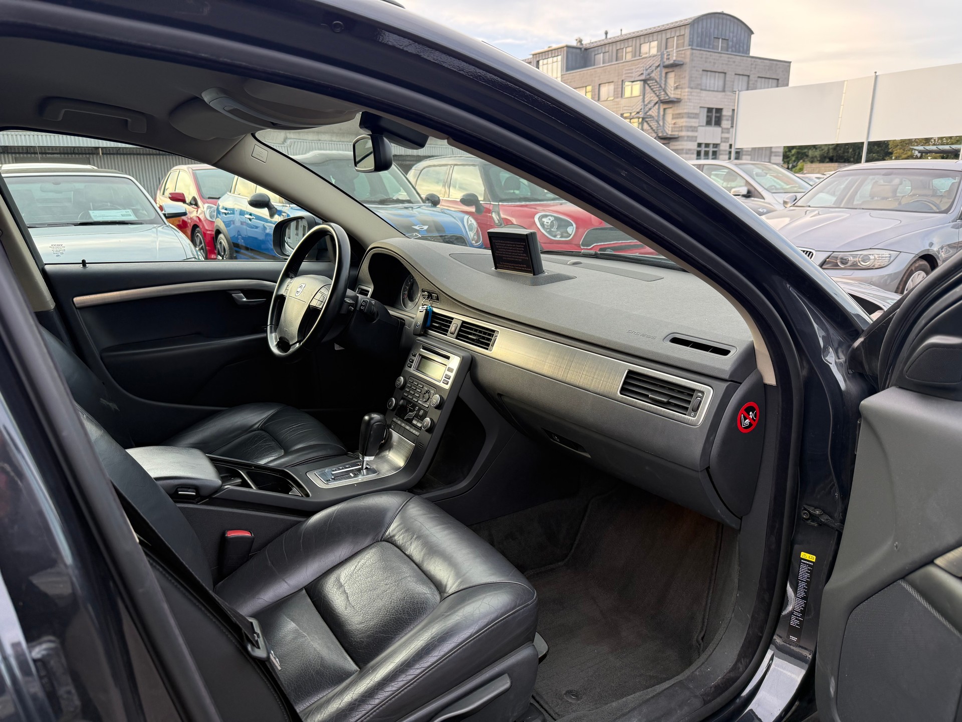 VOLVO V70 2.5T Flexifuel Momentum Geartronic / Frisch ab MFK / 1.Hand / Servicegepflegt bei Volvo / Leder / Navi-image-6