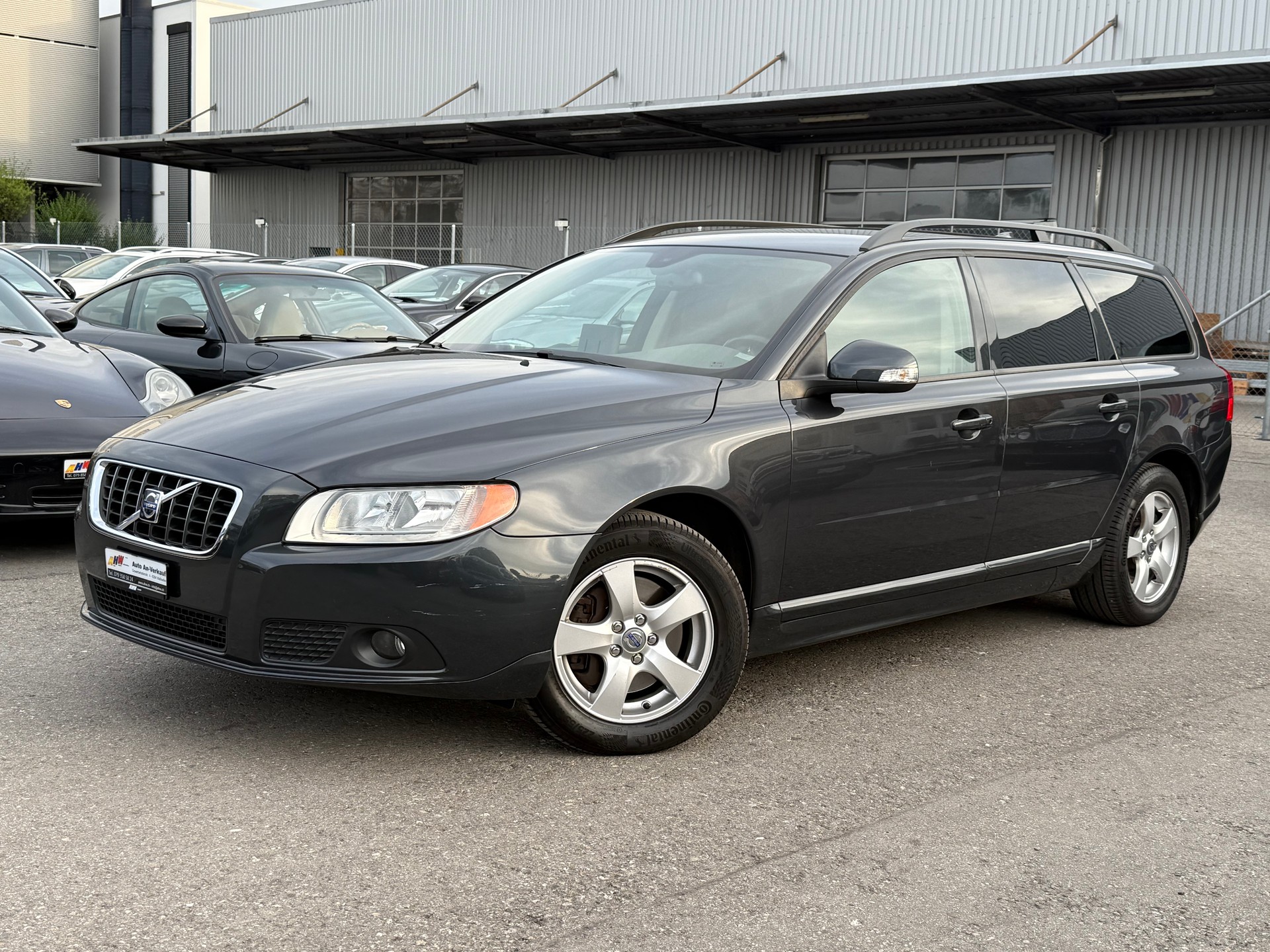 VOLVO V70 2.5T Flexifuel Momentum Geartronic / Frisch ab MFK / 1.Hand / Servicegepflegt bei Volvo / Leder / Navi-image-0