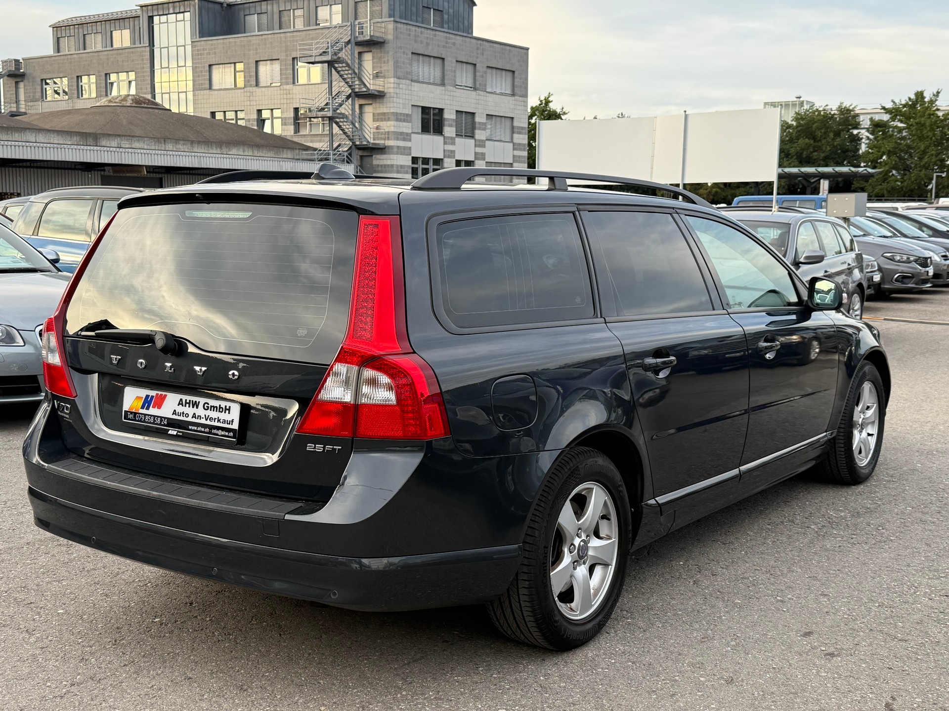 VOLVO V70 2.5T Flexifuel Momentum Geartronic / Frisch ab MFK / 1.Hand / Servicegepflegt bei Volvo / Leder / Navi-image-3