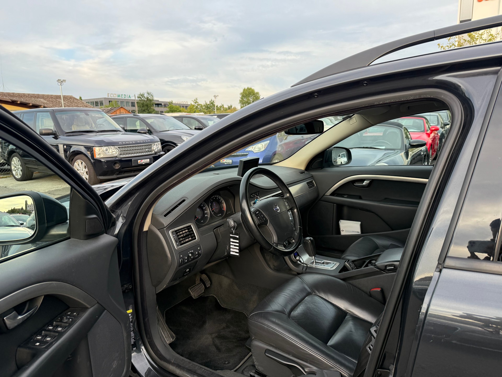 VOLVO V70 2.5T Flexifuel Momentum Geartronic / Frisch ab MFK / 1.Hand / Servicegepflegt bei Volvo / Leder / Navi-image-8