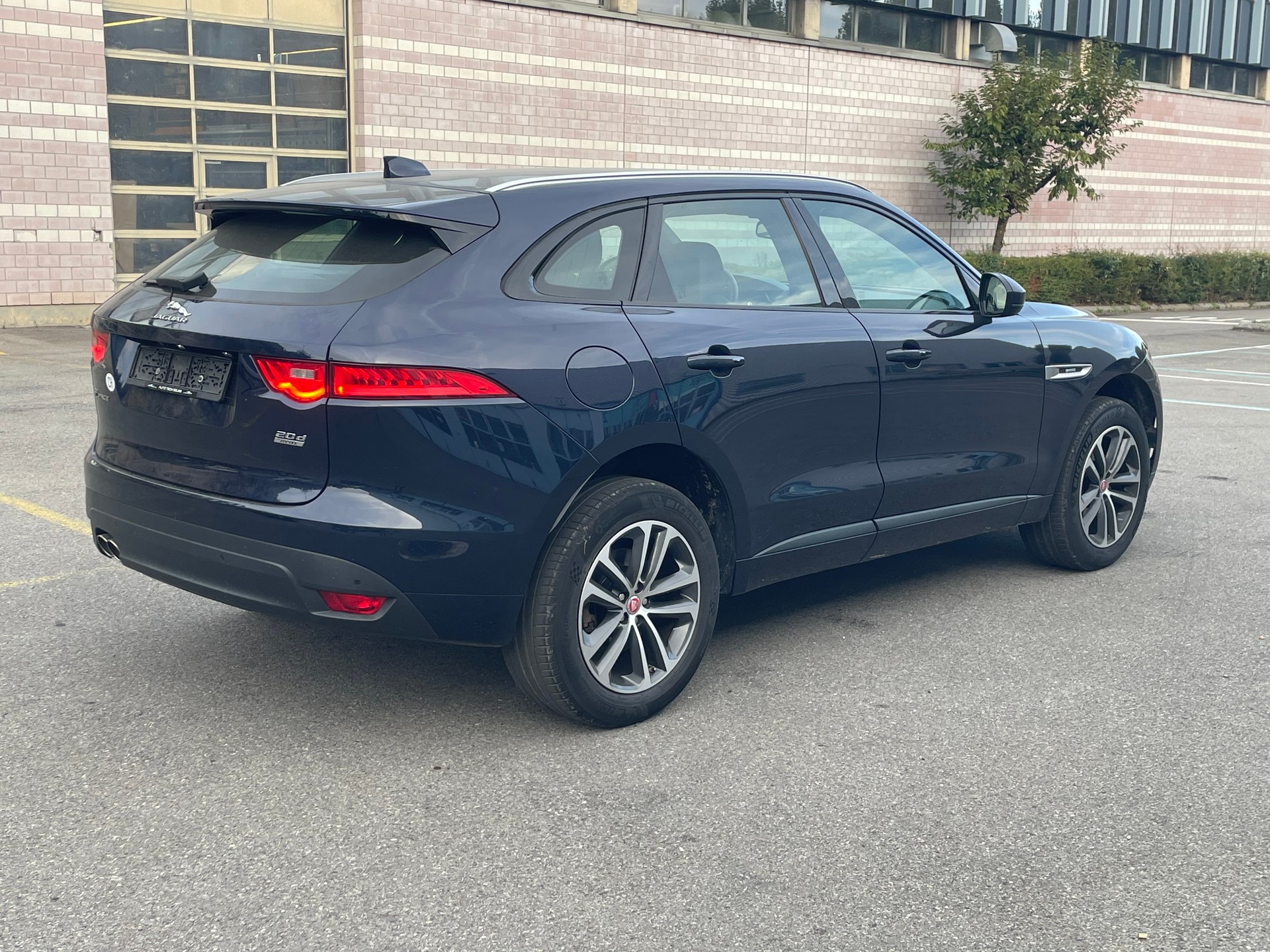 JAGUAR F-Pace 2.0d R-Sport AWD Automatik-showroom-element-3
