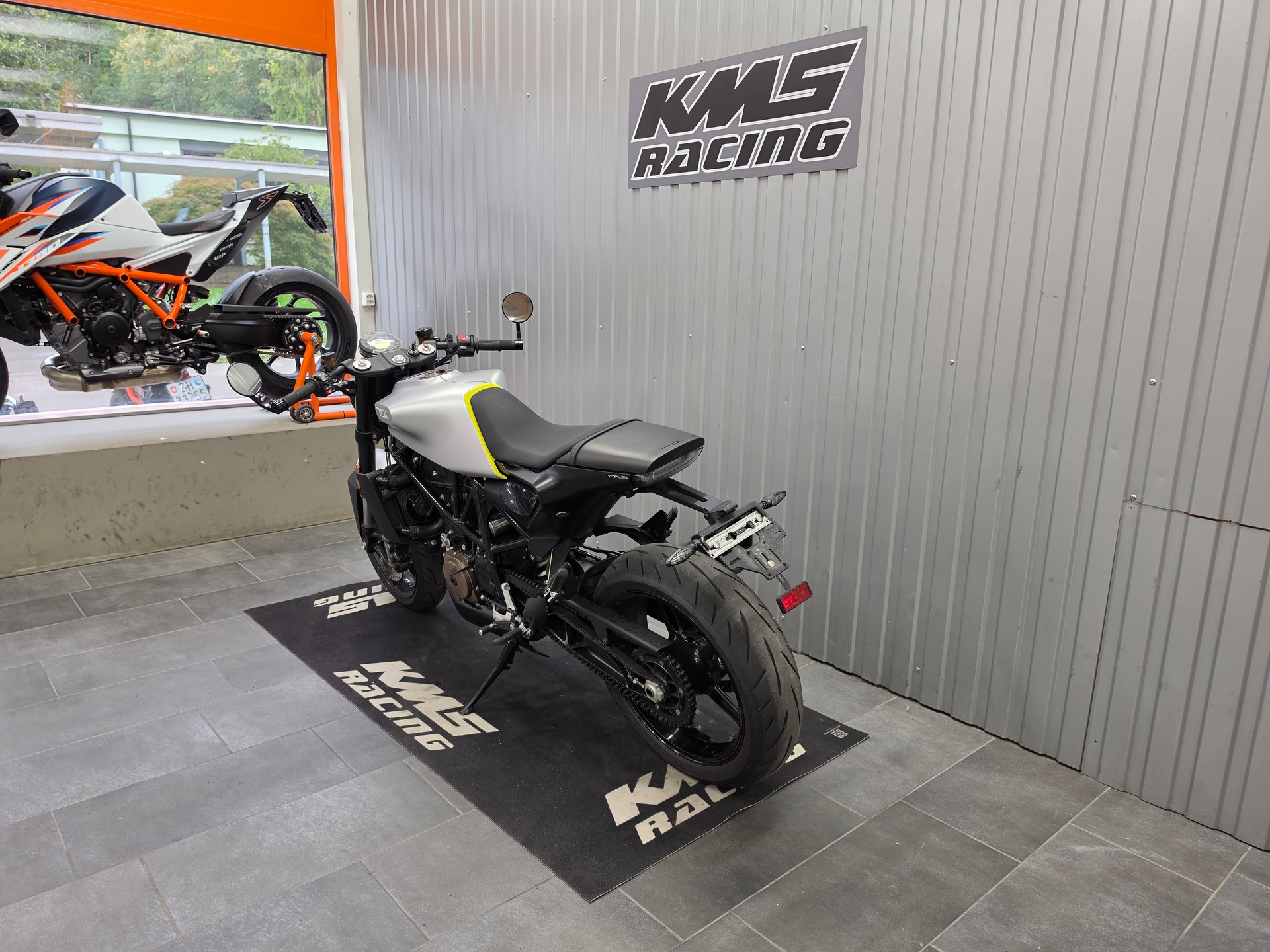 HUSQVARNA Vitpilen 701-showroom-element-3