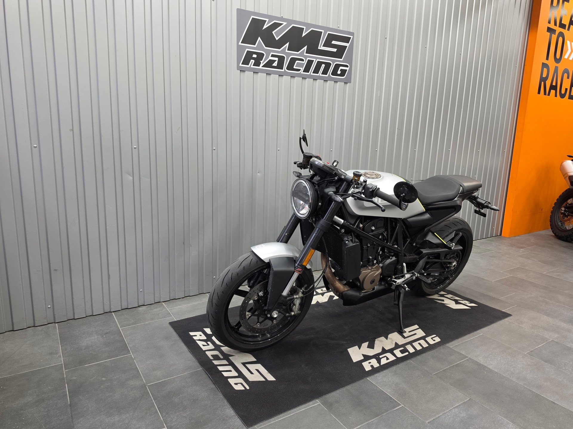 HUSQVARNA Vitpilen 701-showroom-element-2