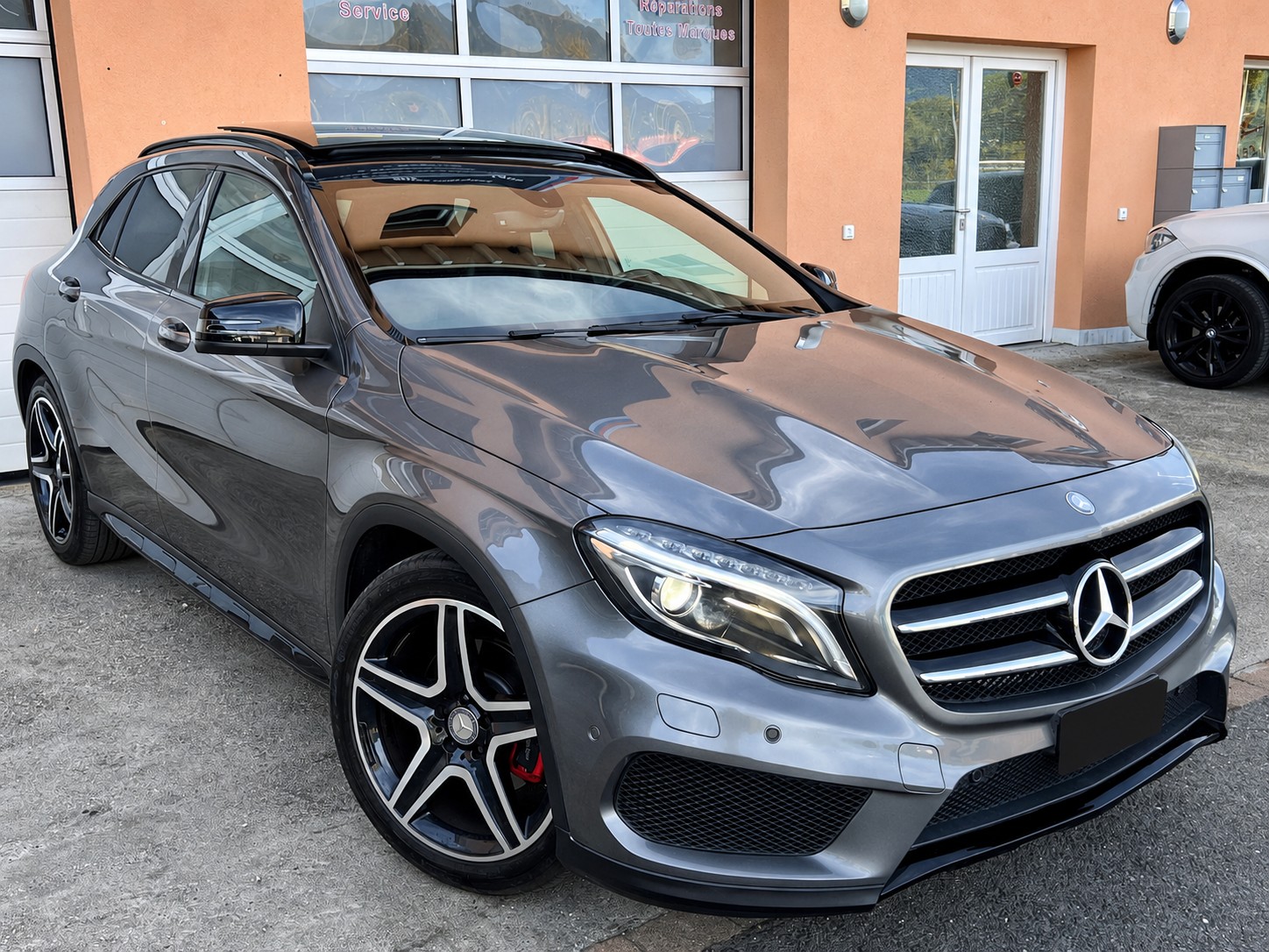MERCEDES-BENZ GLA 250 AMG Line 7G-DCT-image-3