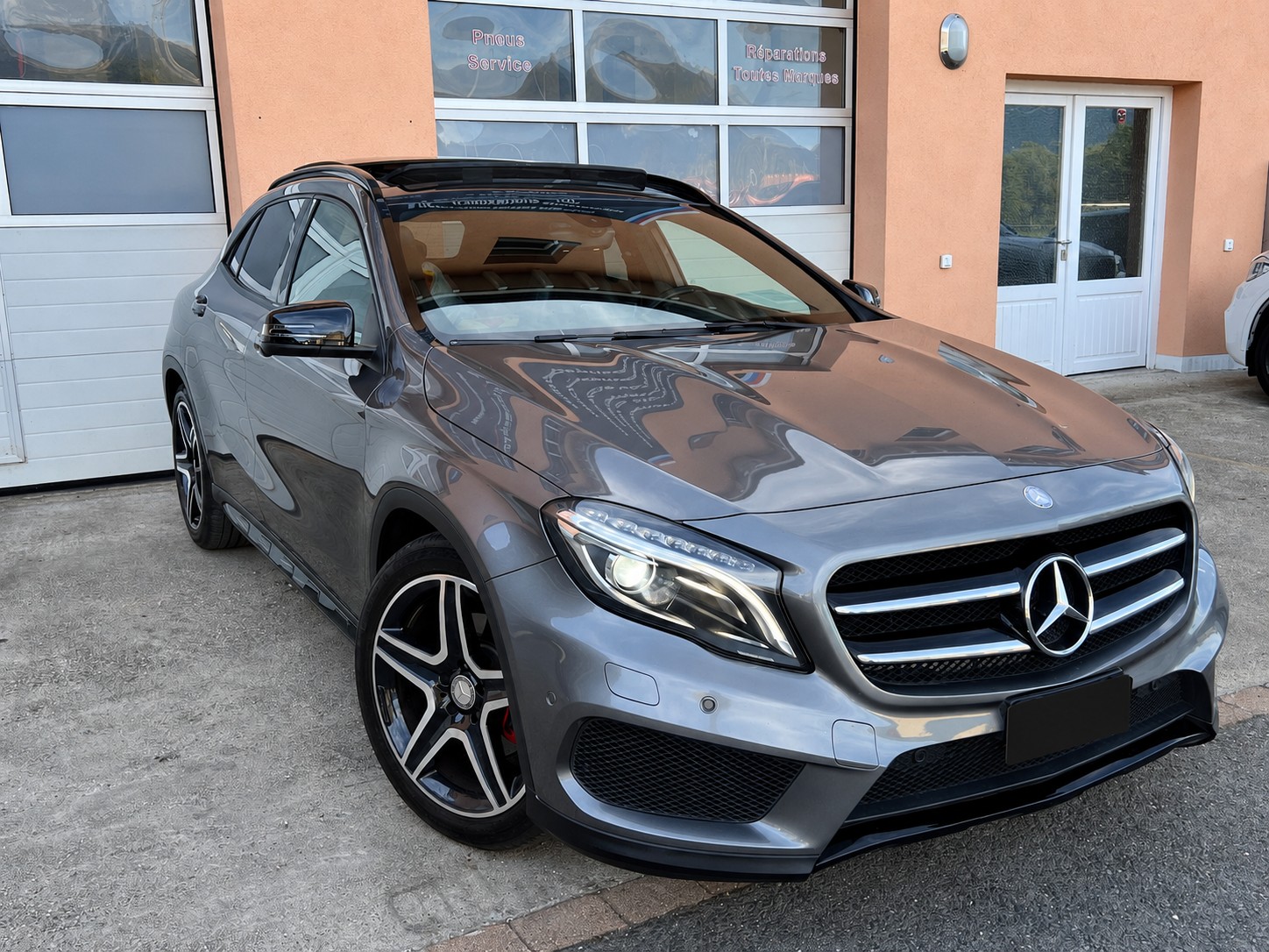 MERCEDES-BENZ GLA 250 AMG Line 7G-DCT-image-1