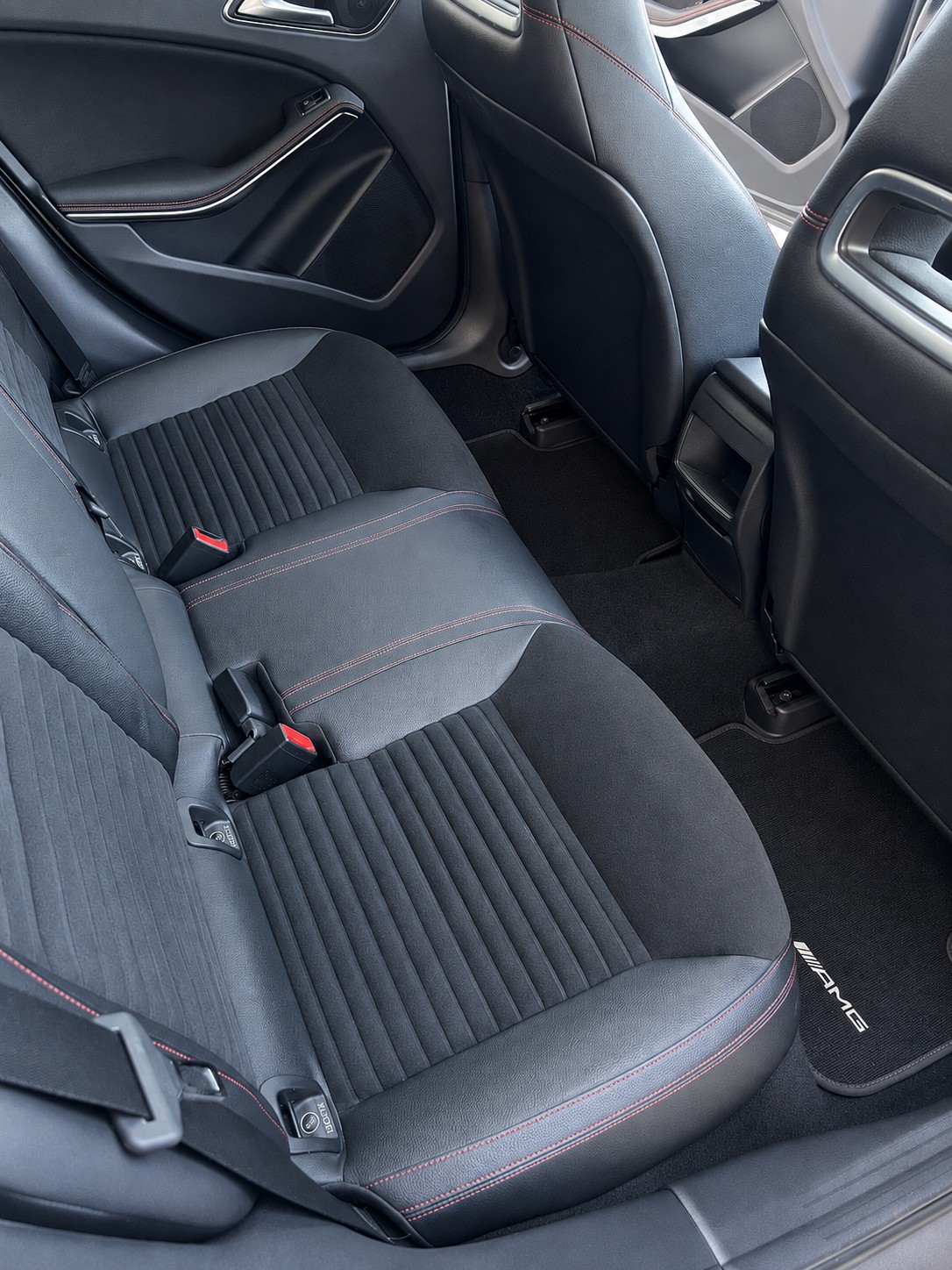 MERCEDES-BENZ GLA 250 AMG Line 7G-DCT-image-10