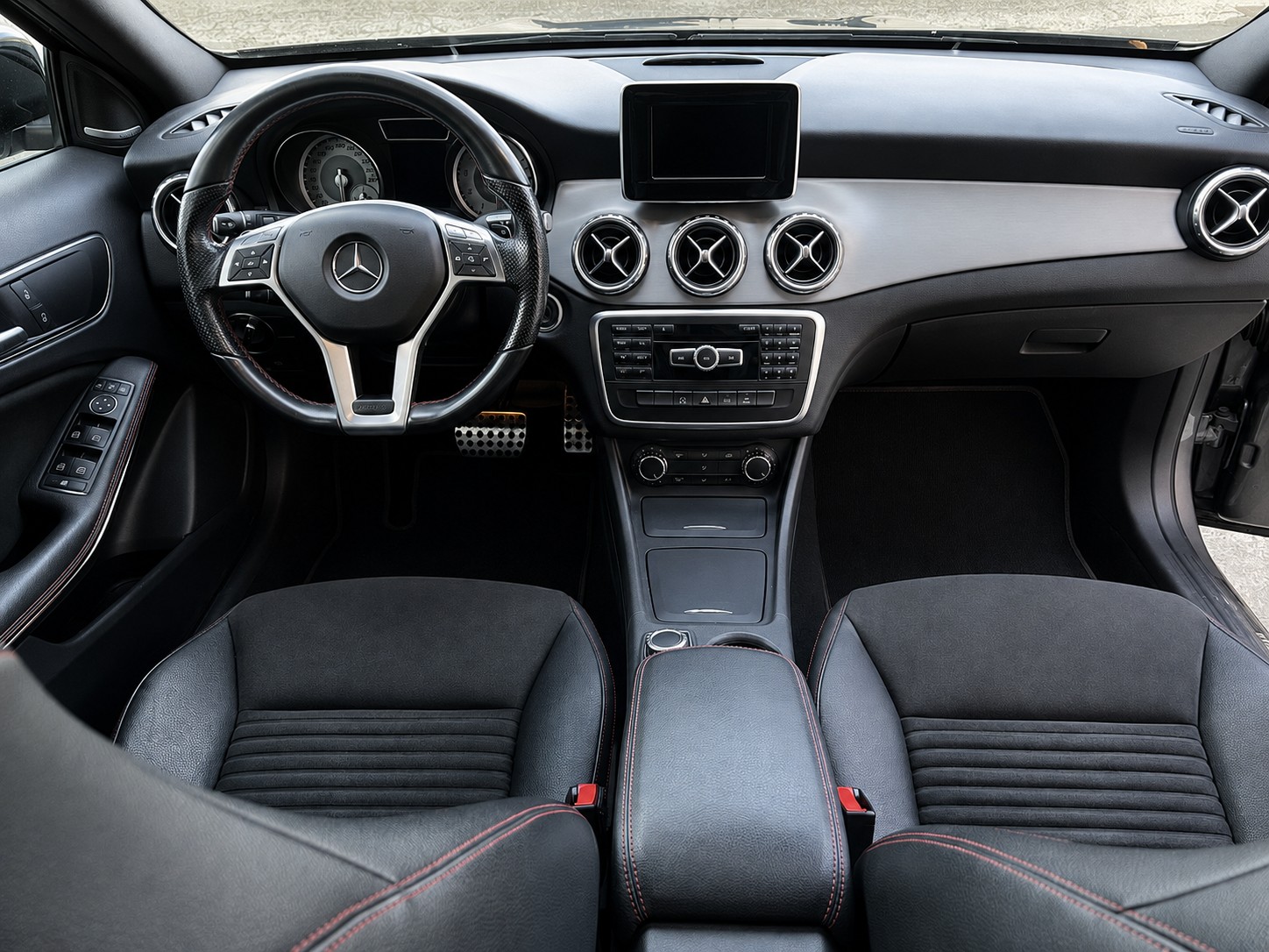 MERCEDES-BENZ GLA 250 AMG Line 7G-DCT-image-8