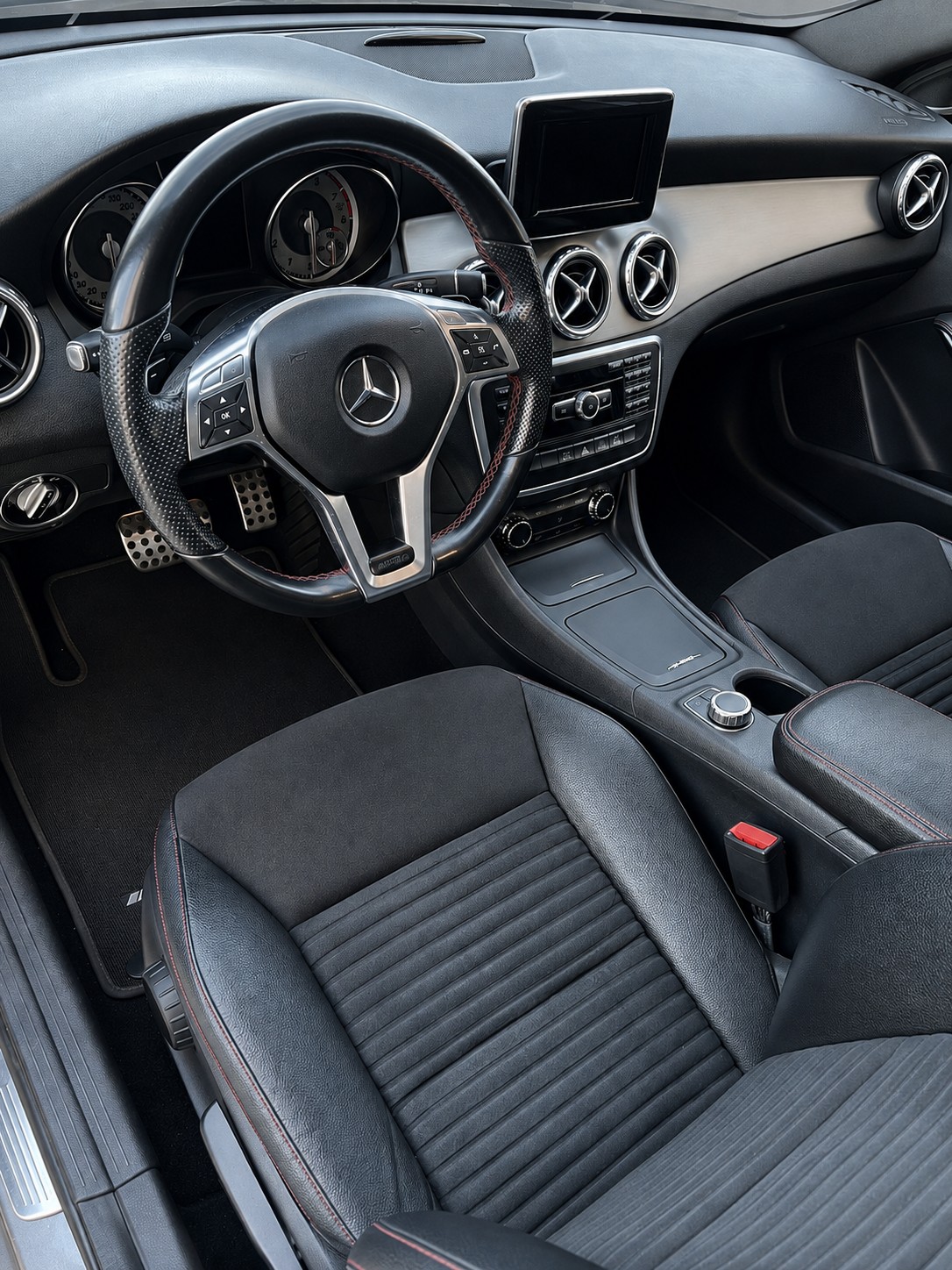 MERCEDES-BENZ GLA 250 AMG Line 7G-DCT-image-9