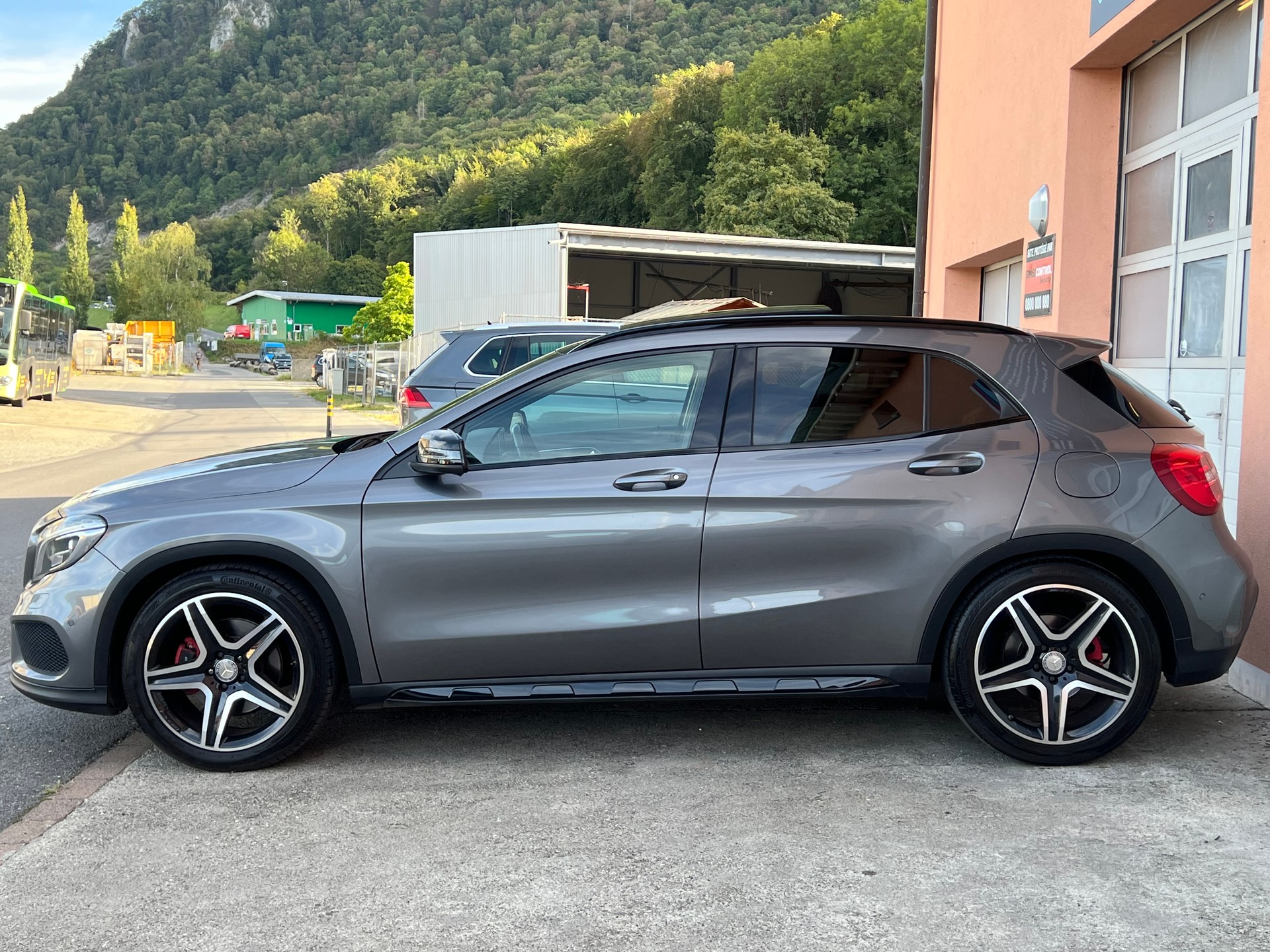 MERCEDES-BENZ GLA 250 AMG Line 7G-DCT-image-2