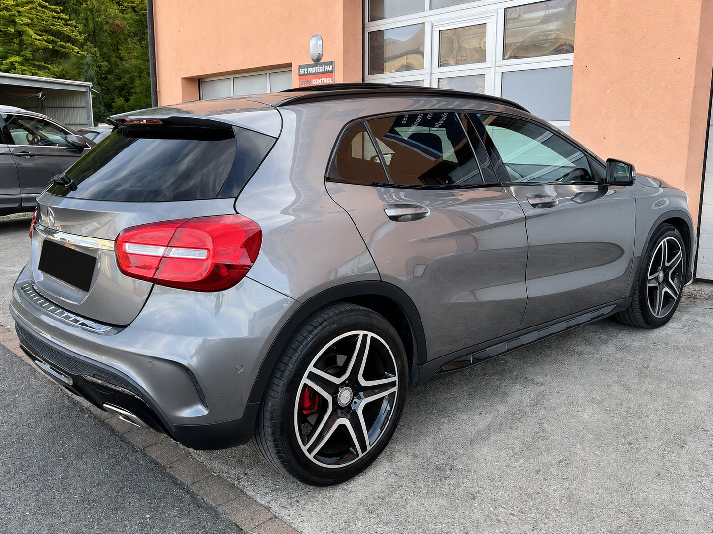 MERCEDES-BENZ GLA 250 AMG Line 7G-DCT-image-4