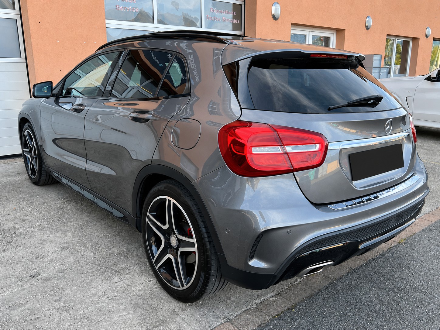 MERCEDES-BENZ GLA 250 AMG Line 7G-DCT-image-5