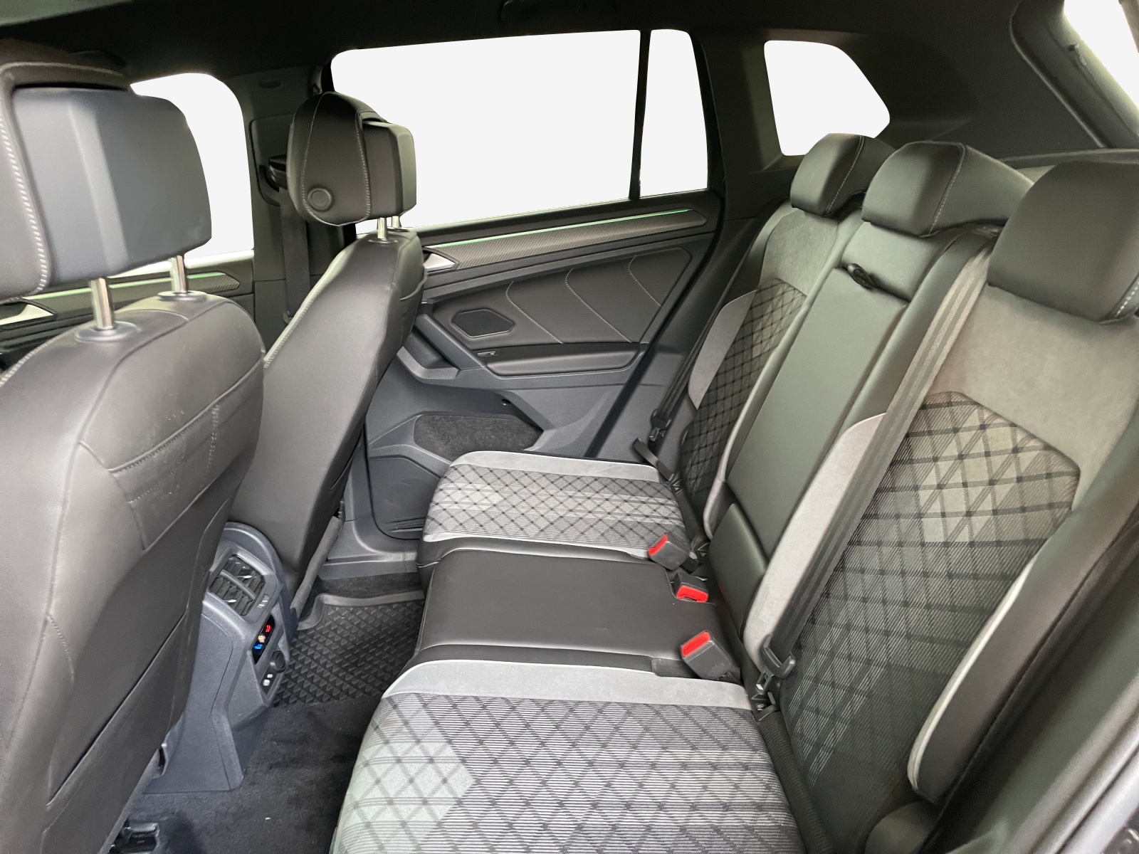 VW Tiguan 2.0 TDI SCR R-Line 4Motion DSG-image-11