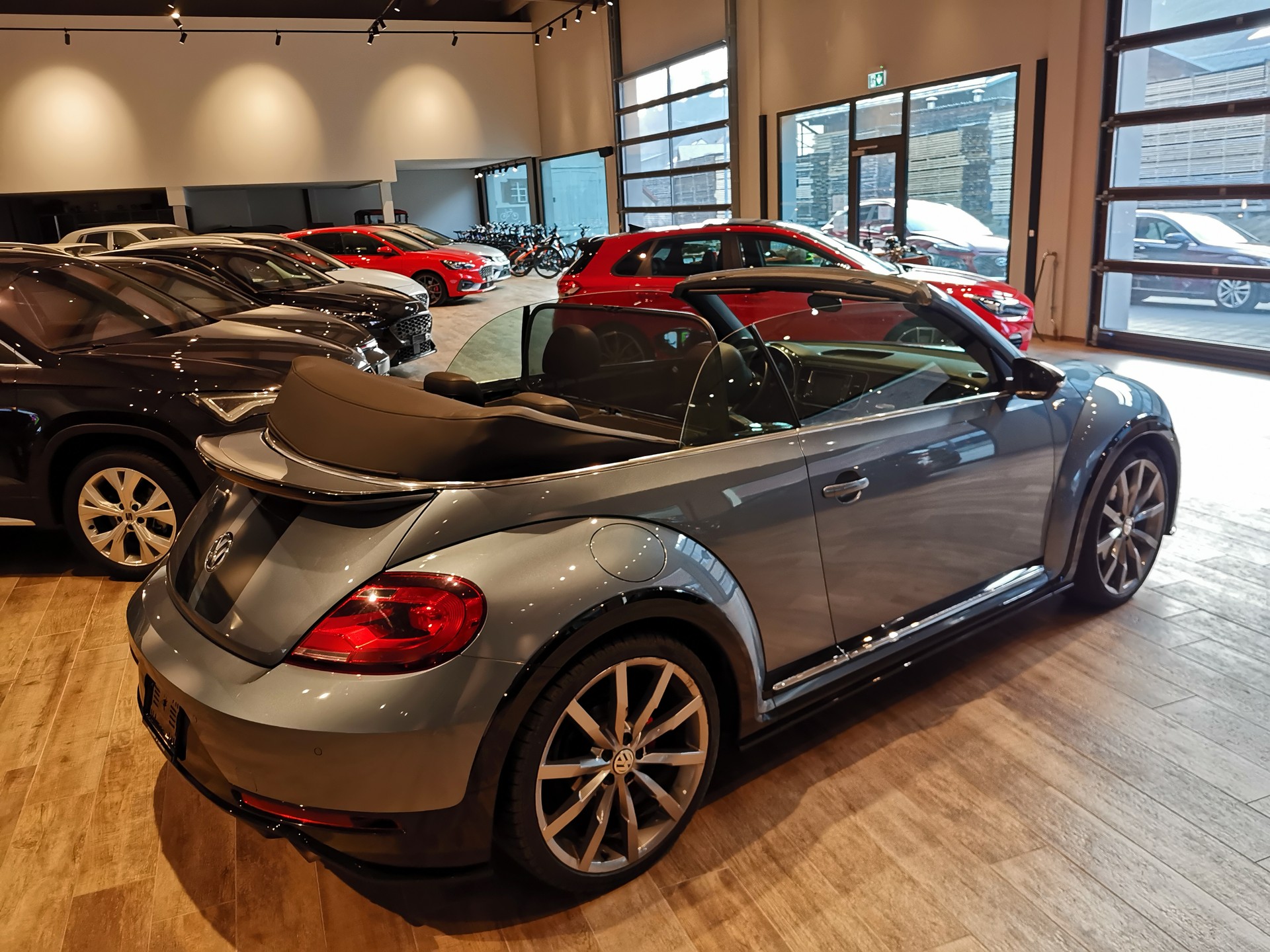 VW Beetle Cabriolet 2.0 TSI BMT R-Line 🔥20 Zoll🔥-image-28