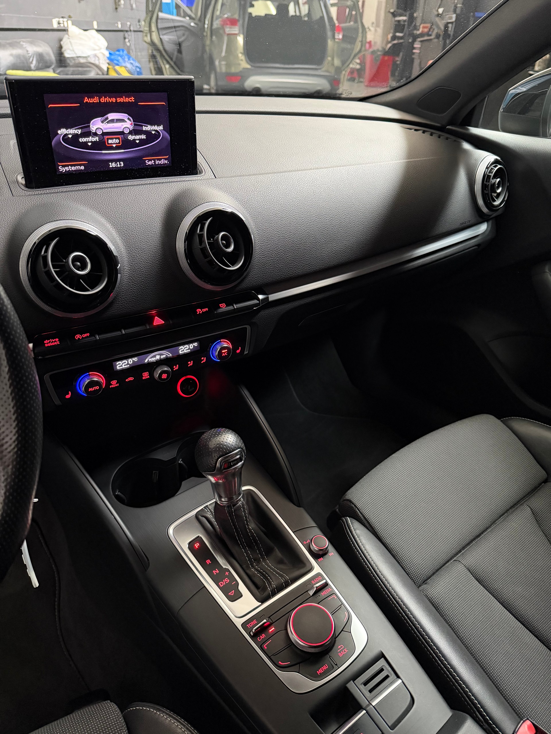 AUDI A3 Sportback 1.8 TFSI Attraction S-tronic-image-5