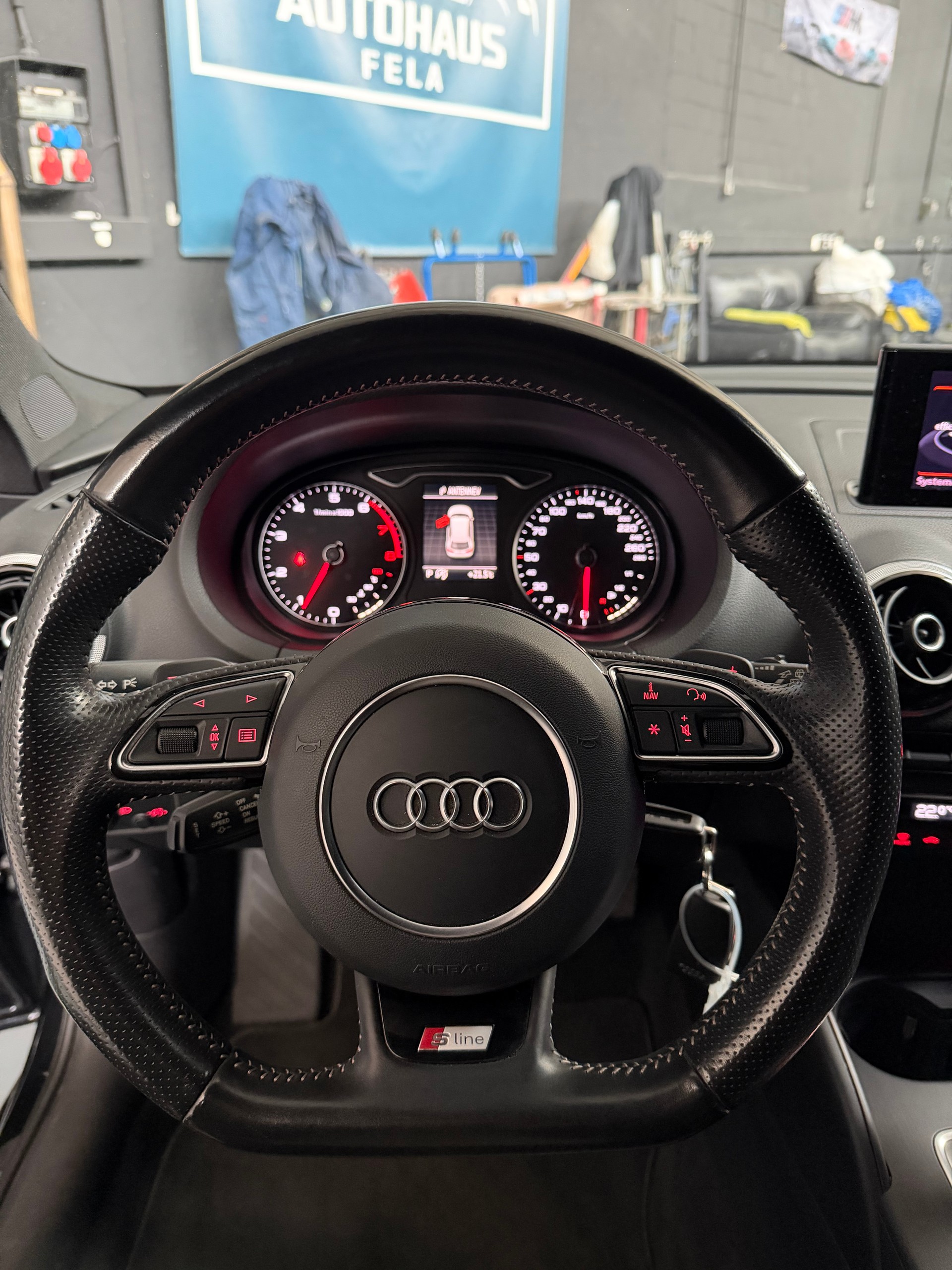 AUDI A3 Sportback 1.8 TFSI Attraction S-tronic-image-6