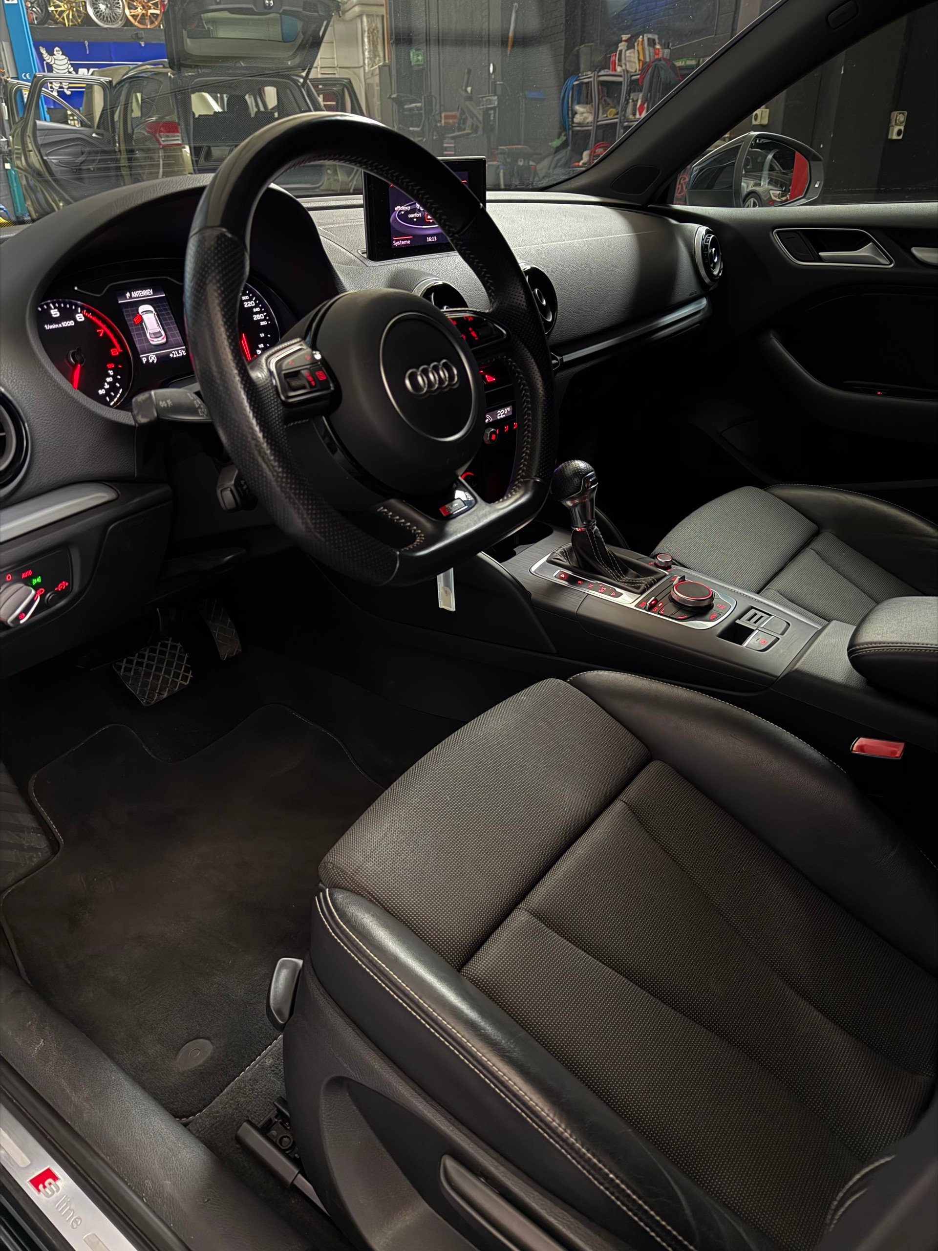 AUDI A3 Sportback 1.8 TFSI Attraction S-tronic-image-3