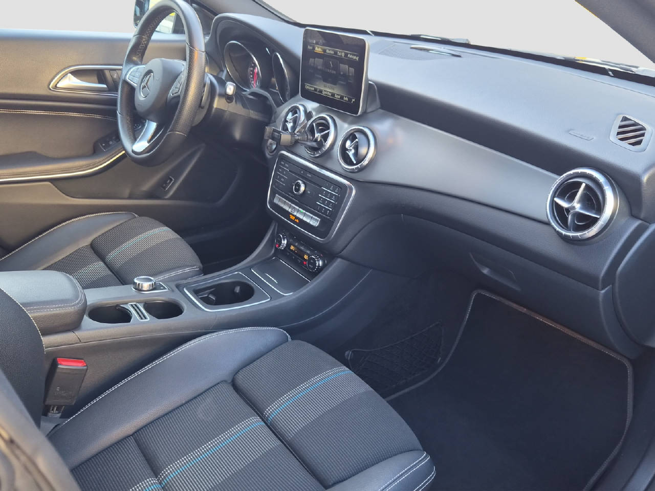 MERCEDES-BENZ CLA 200 Urban Shooting Brake-image-13