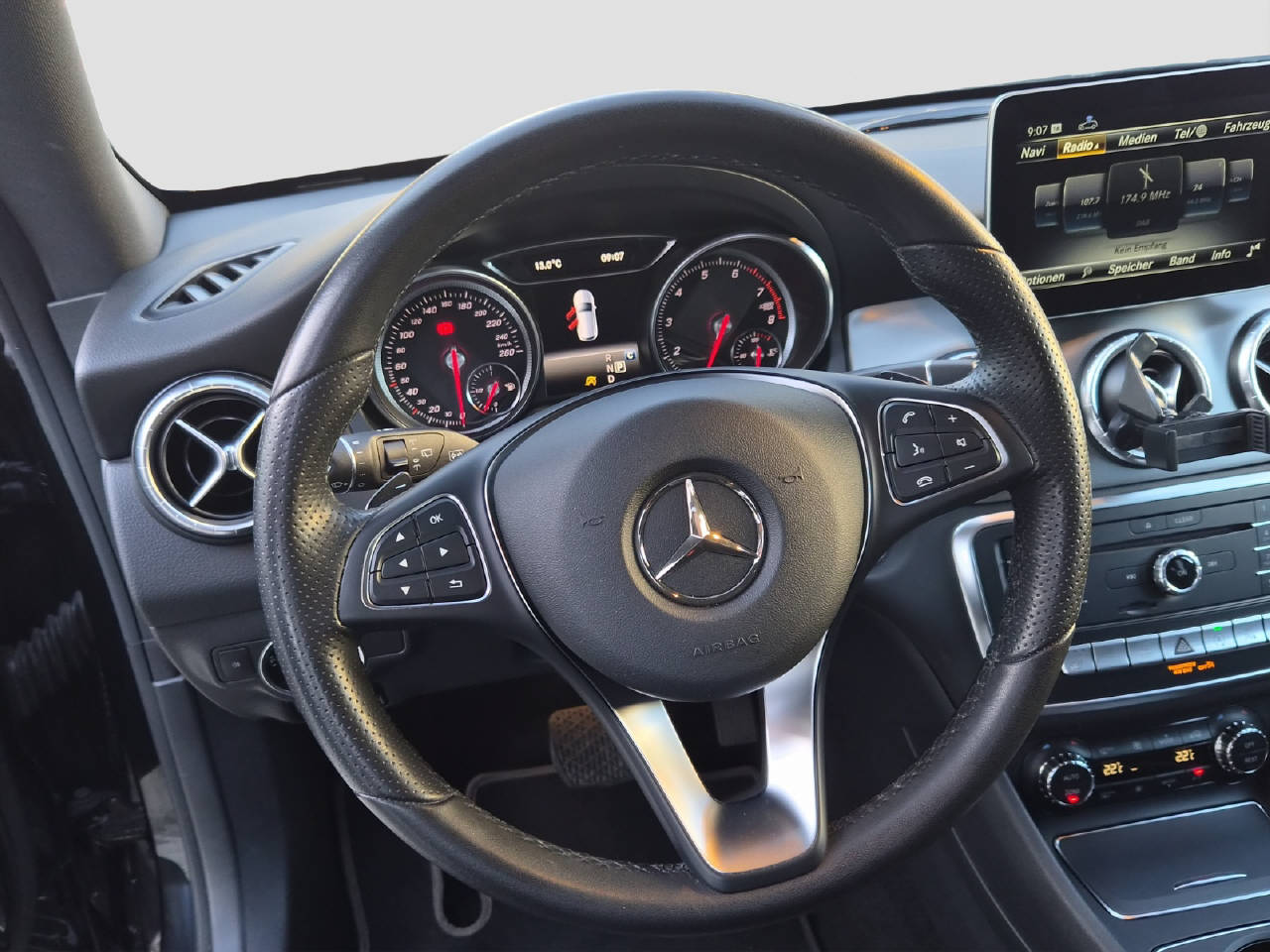 MERCEDES-BENZ CLA 200 Urban Shooting Brake-image-9