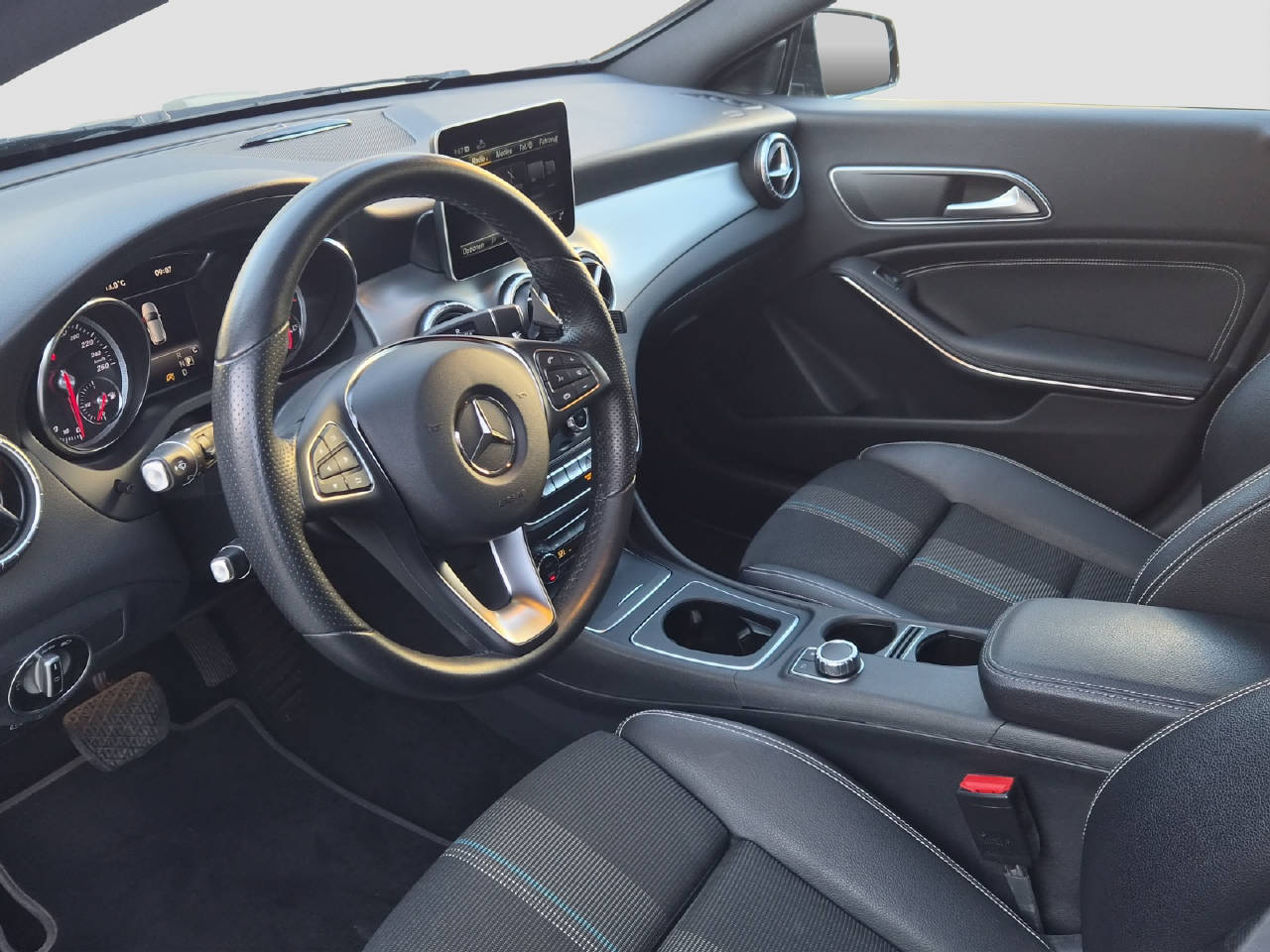 MERCEDES-BENZ CLA 200 Urban Shooting Brake-image-8
