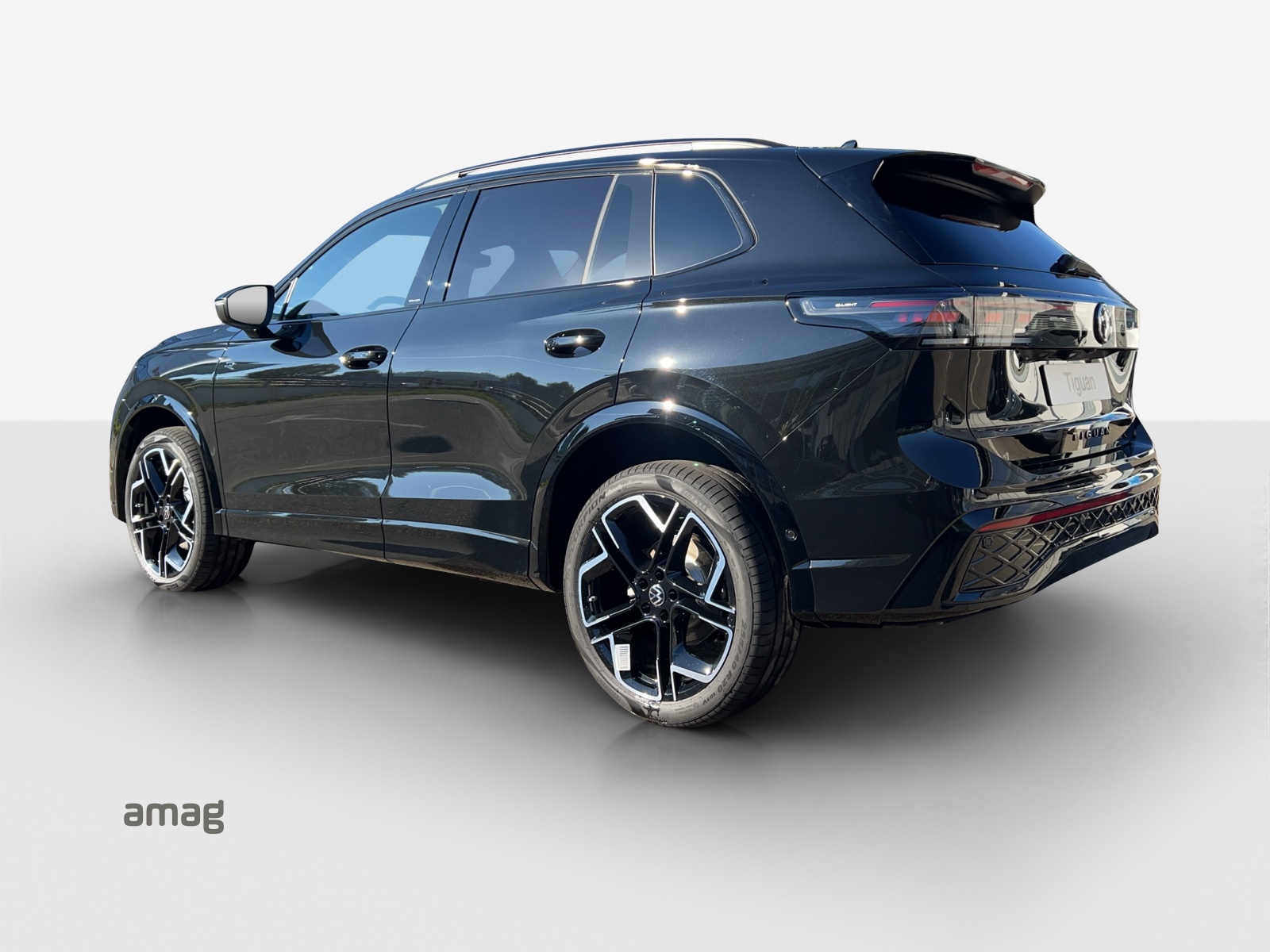 VW Tiguan 2.0 TSI DSG R-Line 4Motion-image-2